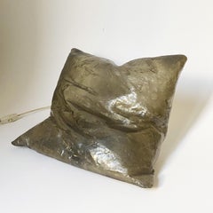 Lampe de table sculpturale Pillow en résine de fibre de verre par Hajime Goto, Japon, années 1980.