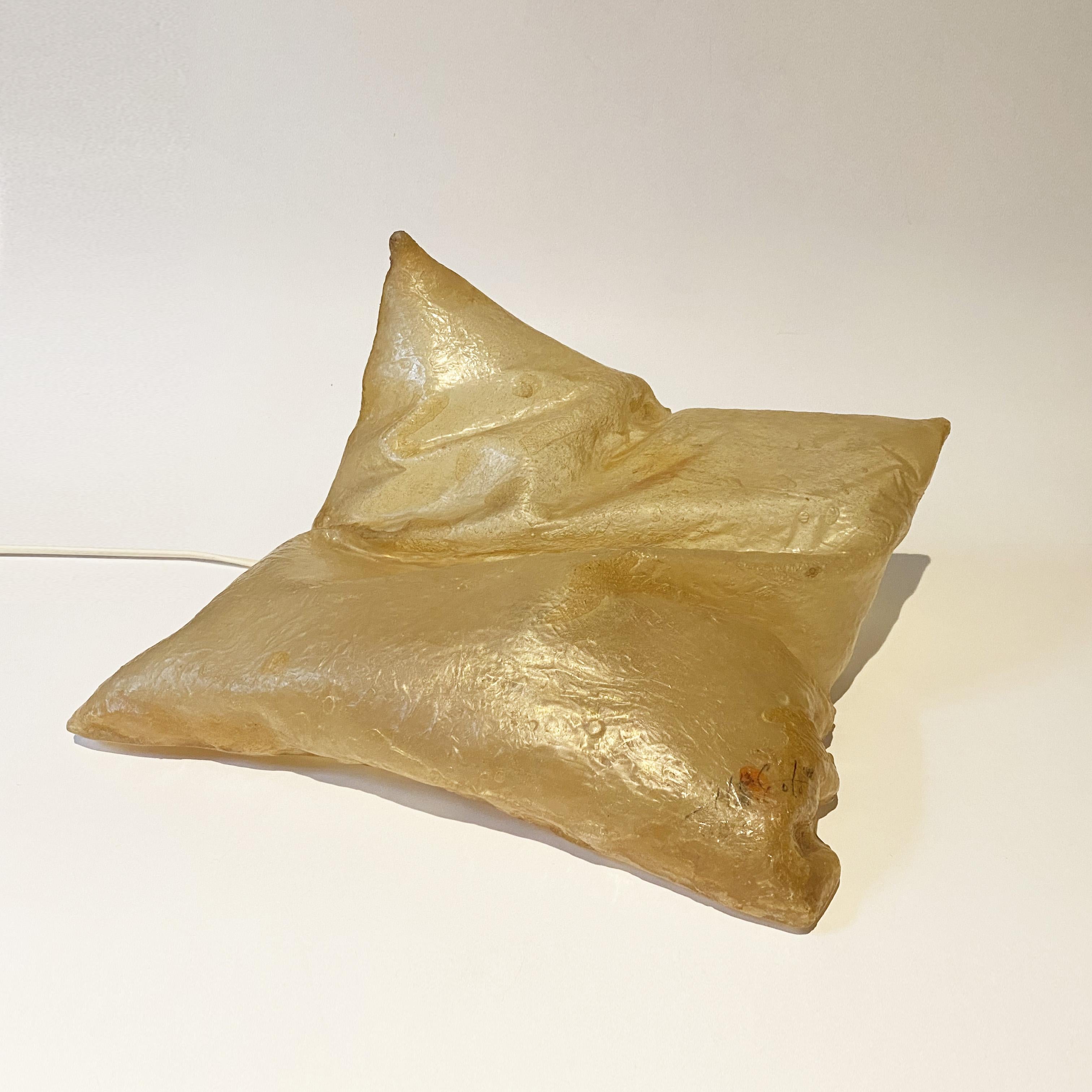 Post-Modern Sculptural Pillow Table Lamp in resin by Hajime Goto, Japan, 1980s. For Sale