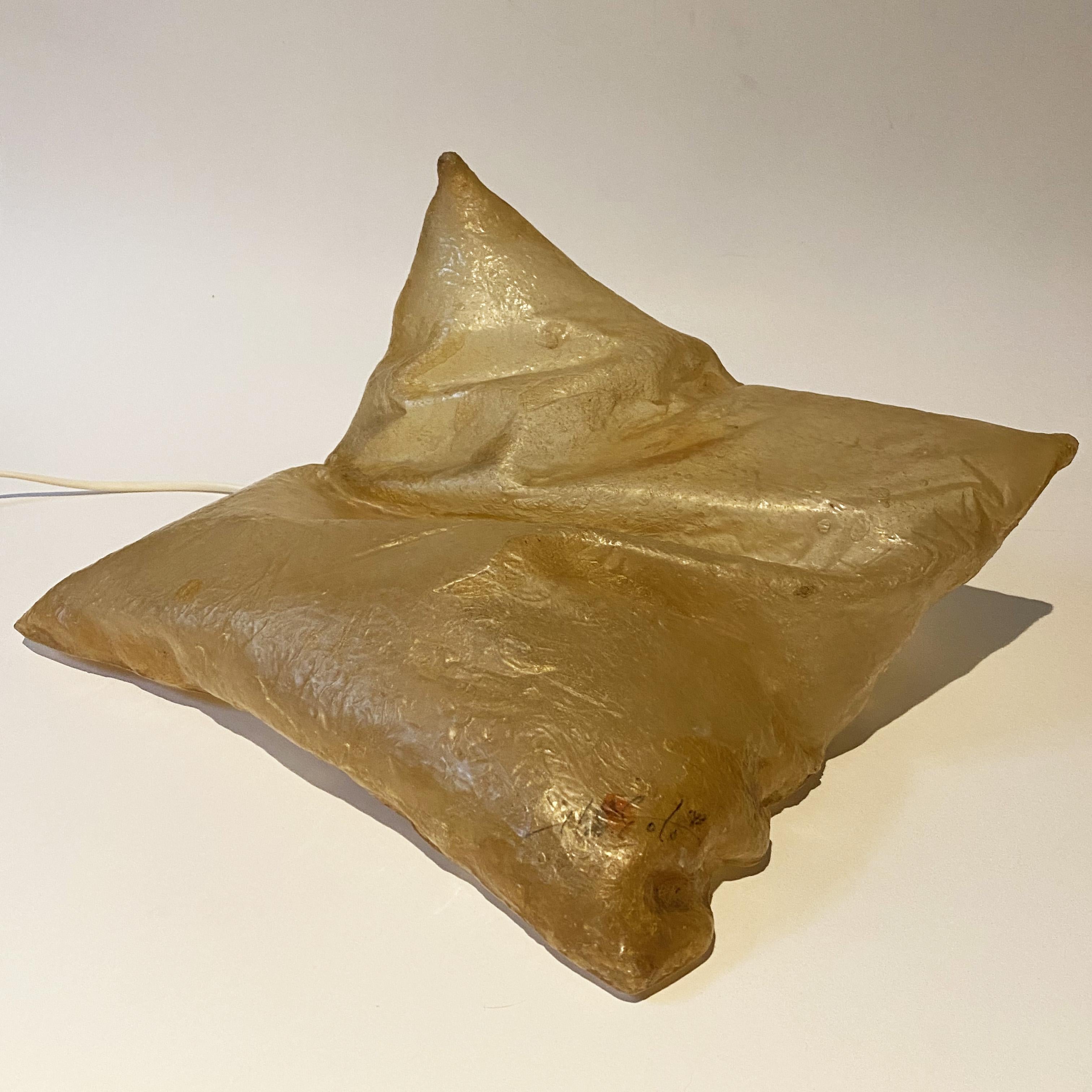 Sculptural Pillow Table Lamp in resin by Hajime Goto, Japan, 1980s. For Sale 2