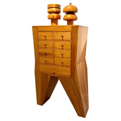 Armario escultórico de madera de Mike Nevelson