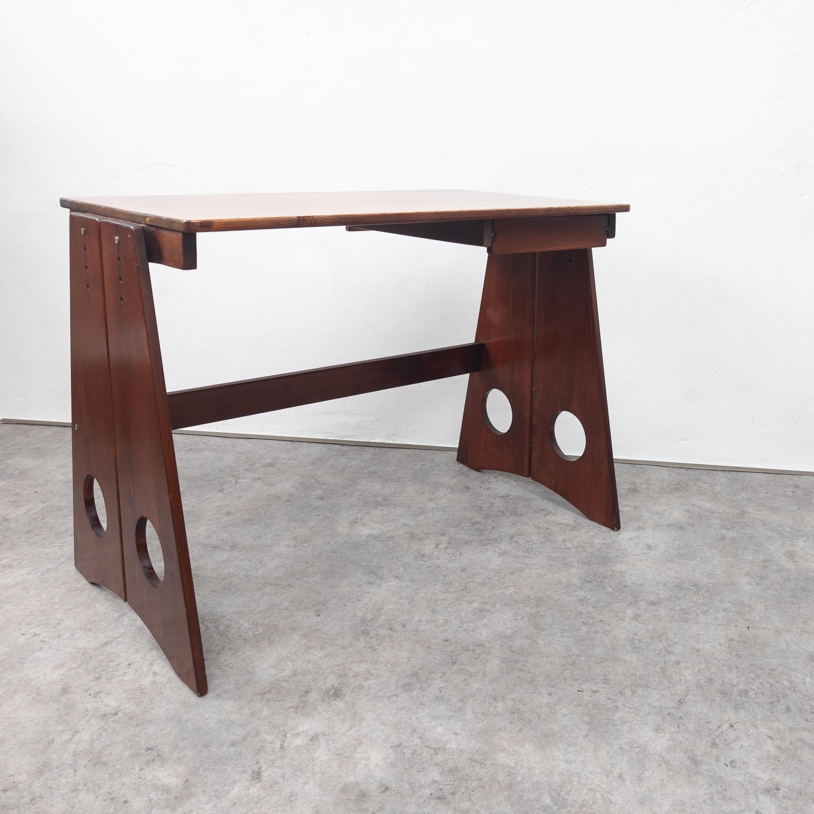 Sculptural pine desk by Gilbert Marklund for Furusnickarn AB  In Good Condition In PRAHA 5, CZ