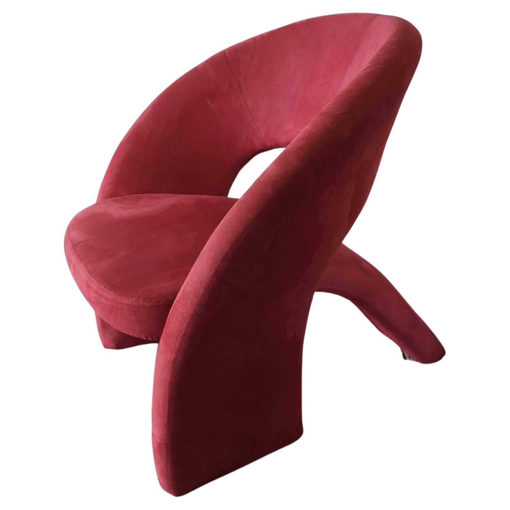 Magnifique sculpture rose Jaymar
président. Cette chaise sculpturale définie par son
des lignes continues et un design angulaire. Il s'agit d'une pièce intemporelle qui rehausserait n'importe quel style de maison. Il est incroyablement confortable.