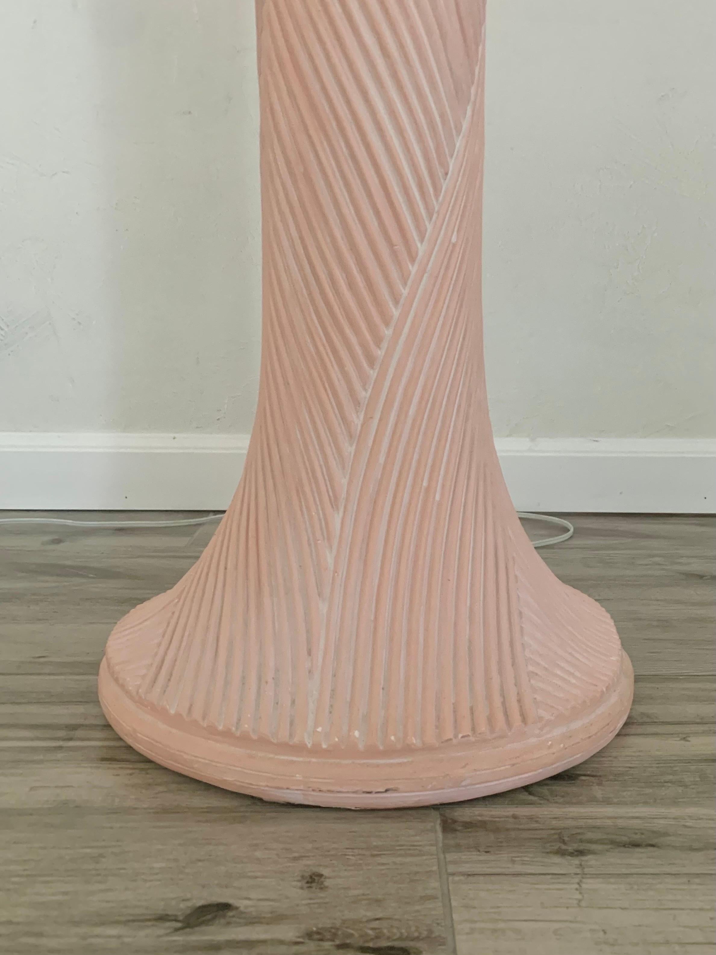 Postmoderne Lampadaire sculptural en plâtre rose - Faux roseau de crayon en vente