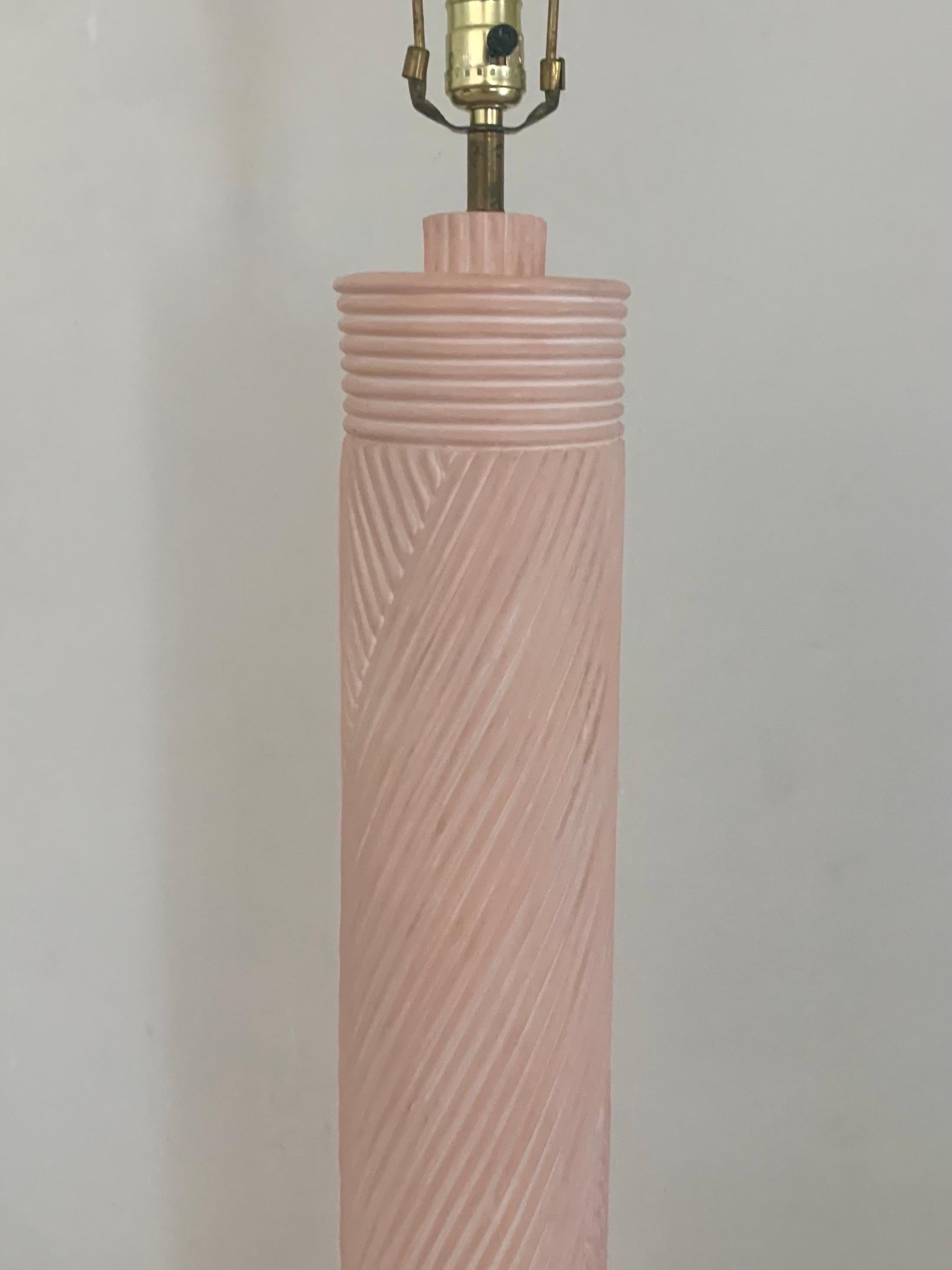 Lampadaire sculptural en plâtre rose - Faux roseau de crayon Bon état - En vente à Boynton Beach, FL