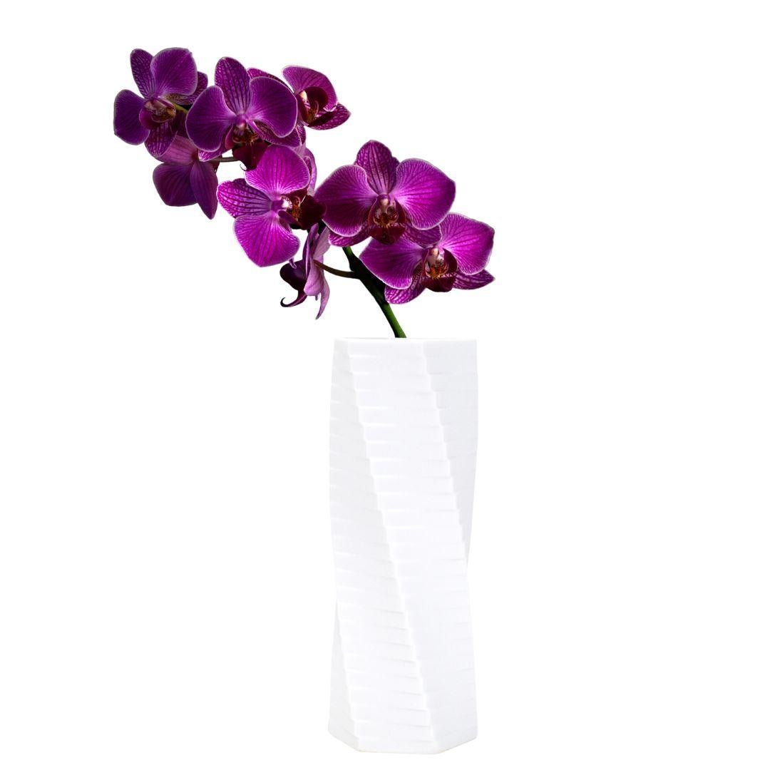 Splendido vaso di Studio A di Rosenthal della serie PISA, disegnato da Werner Uhl. Il design affascina gli spettatori con la sua estetica minimalista, lo smalto opaco e l'intricato disegno a tasselli. Un eccellente e notevole esempio di arte della