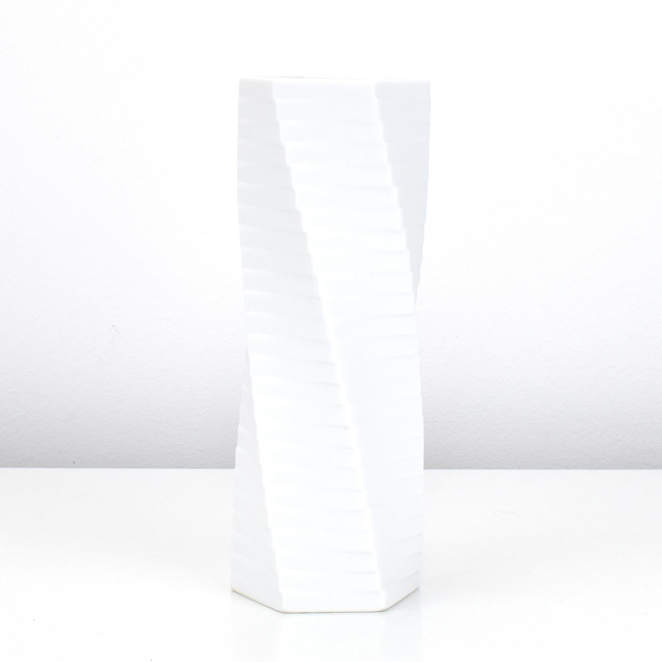 Mid-Century moderno Vaso scultoreo PISA di Werner Uhl Vaso in porcellana per Rosenthal Studio Line in vendita