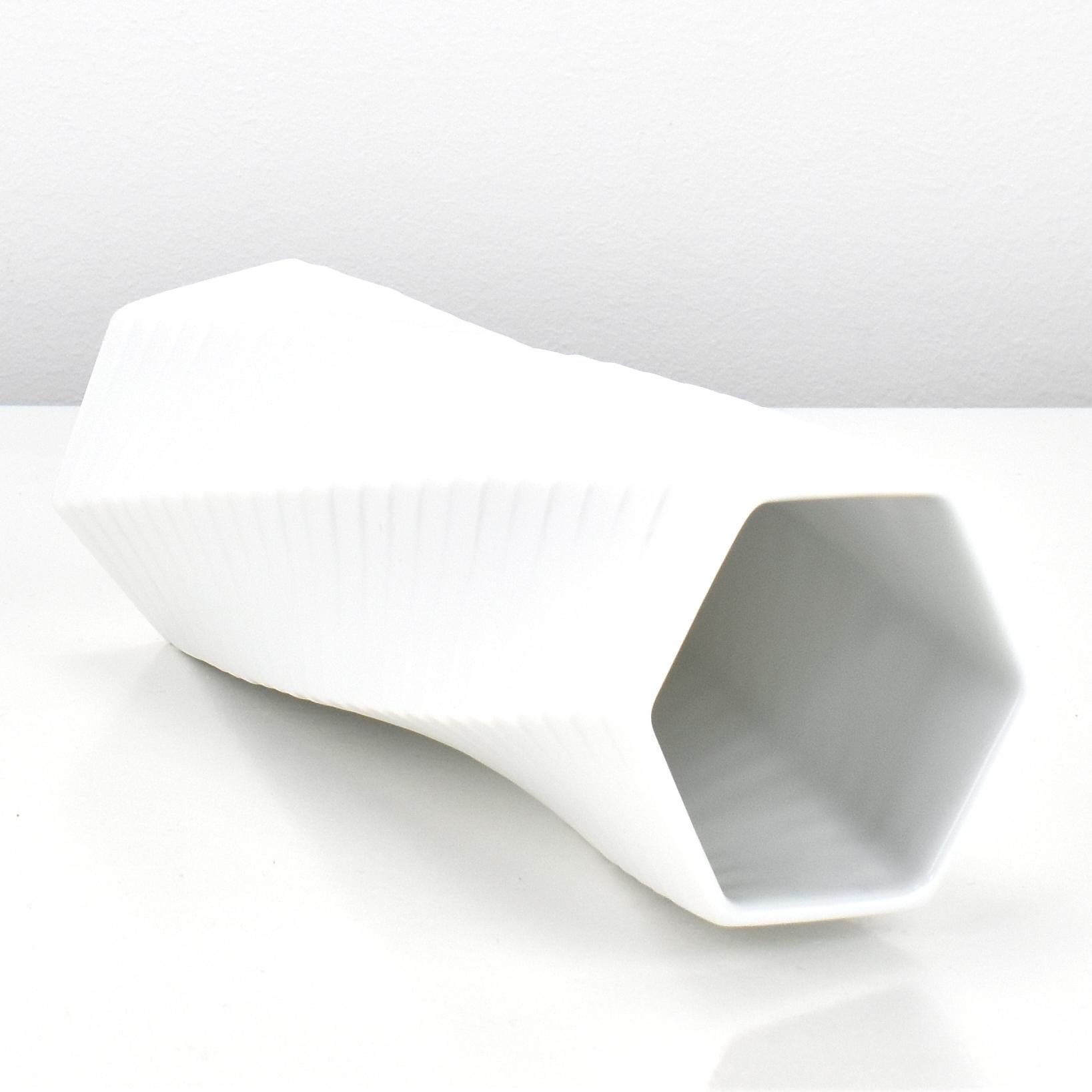 XX secolo Vaso scultoreo PISA di Werner Uhl Vaso in porcellana per Rosenthal Studio Line in vendita