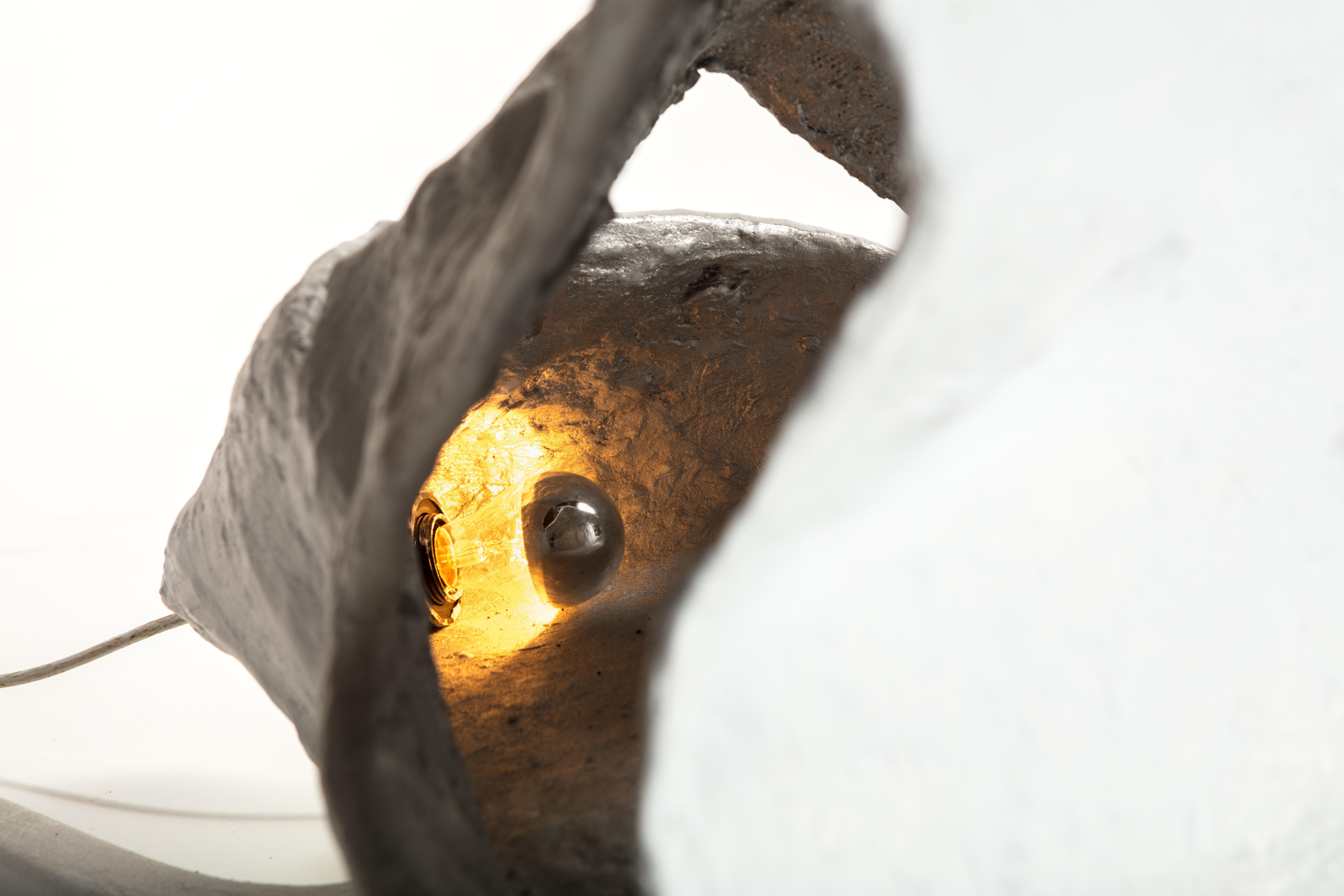 Lampada da terra scultorea in gesso bianco e argento, 21° secolo, di Mattia Biagi In condizioni Nuovo in vendita a Culver City, CA