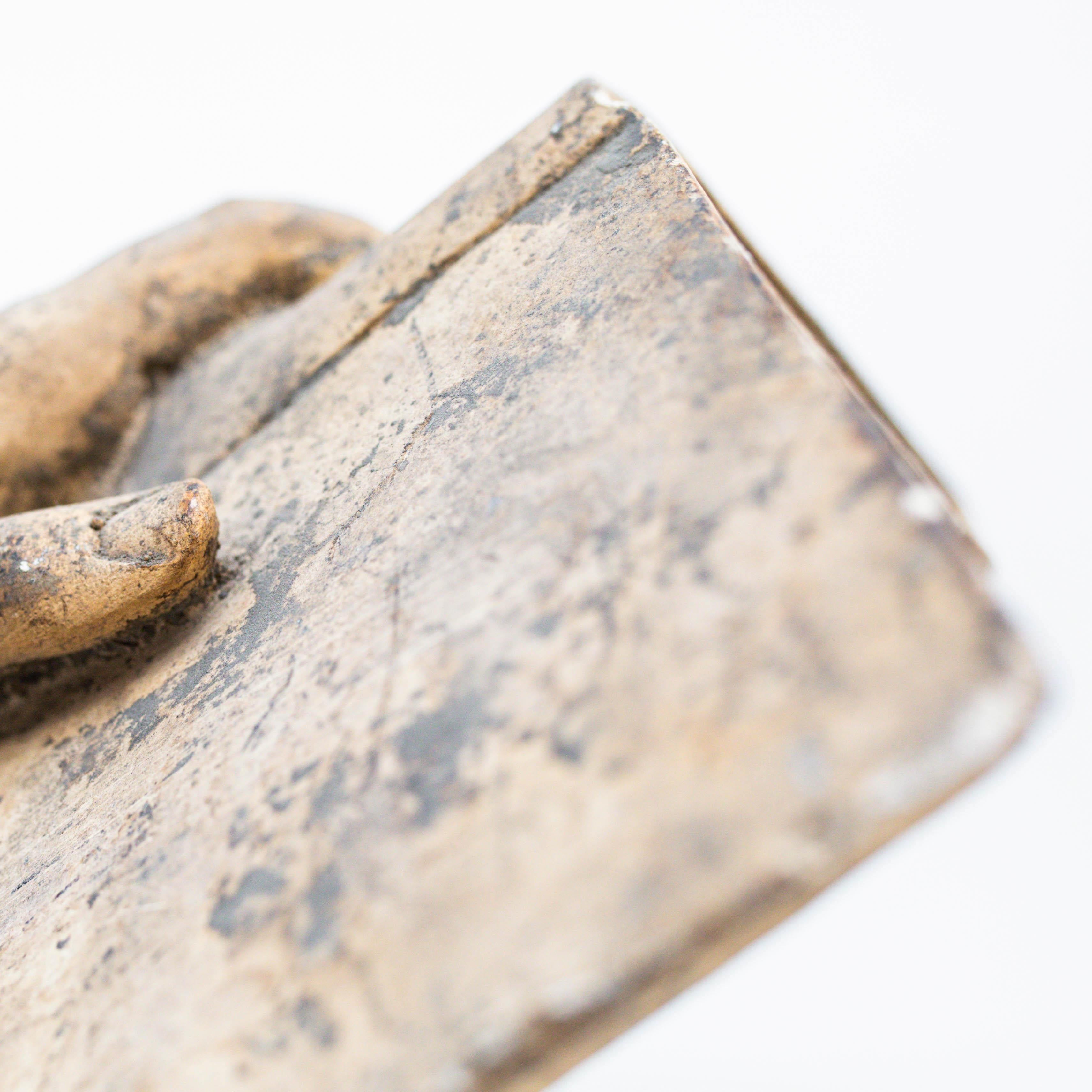 Mano scultorea in gesso che regge un libro, intrigante opera d'arte, circa 1960 in vendita 5