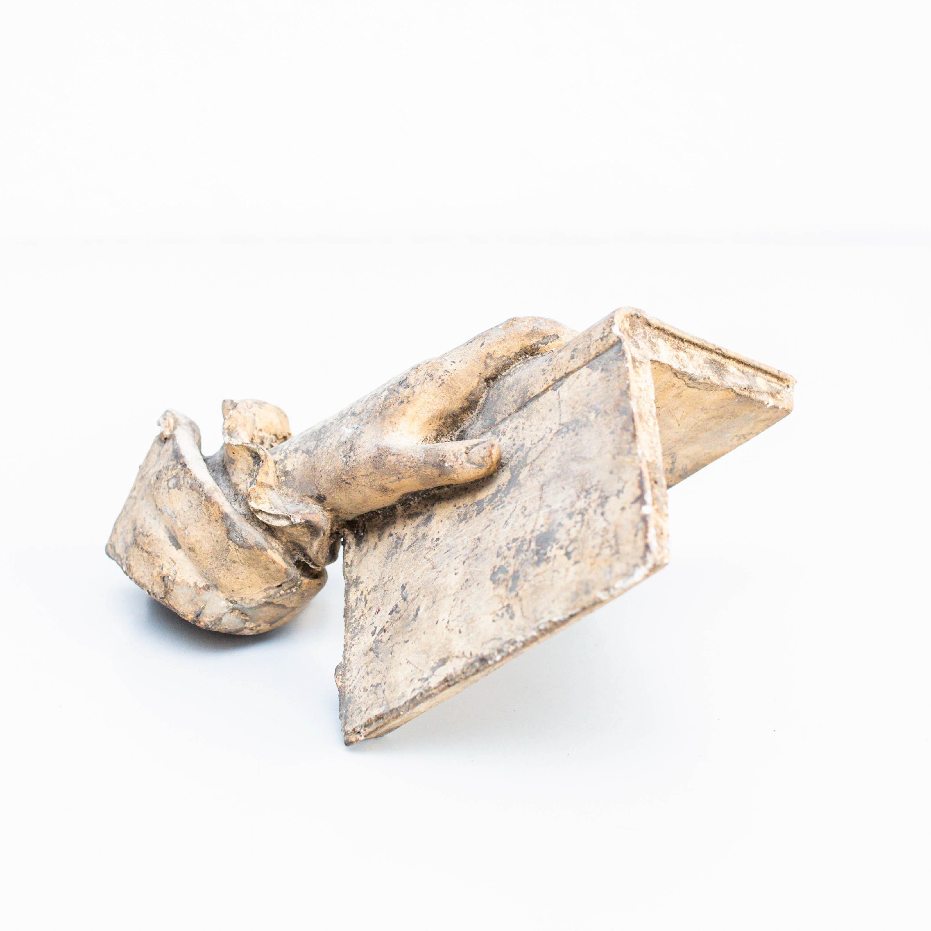 Scatena la tua curiosità con questa mano scultorea in gesso che regge un libro, un'opera d'arte accattivante e dall'aria misteriosa. Sembra che un tempo facesse parte di una scultura più grande, il che rende ancora più intrigante la sua storia.