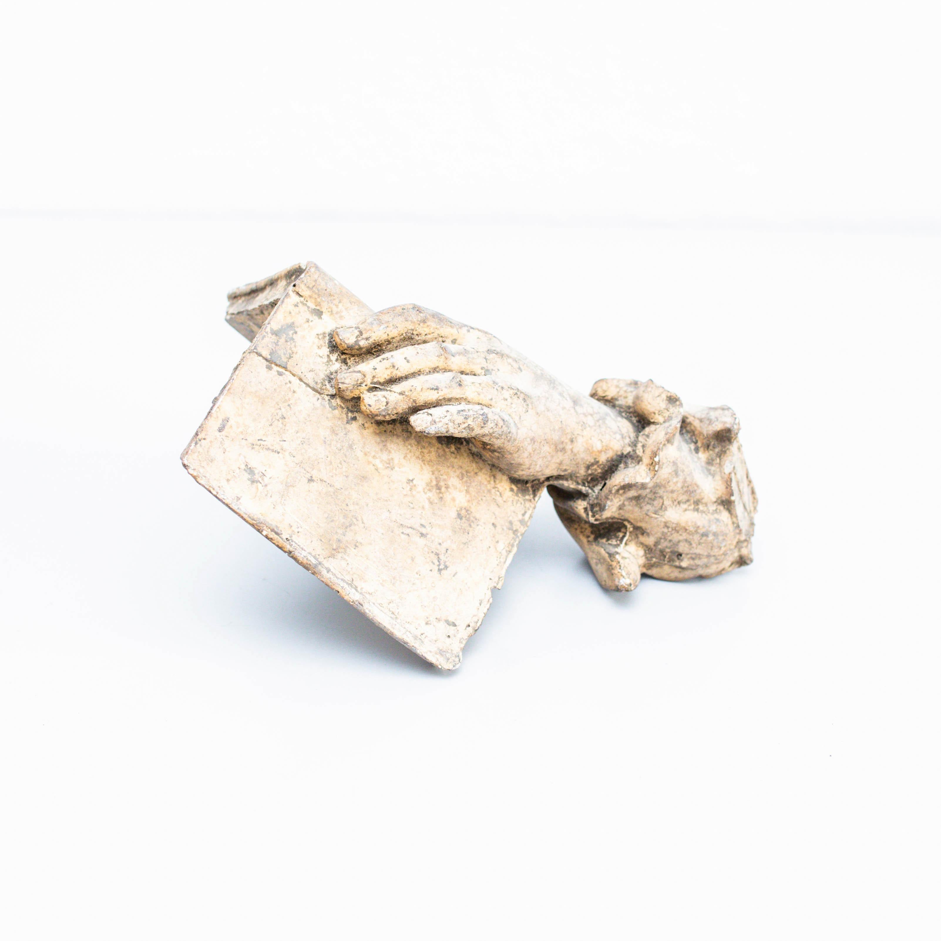 Fine XX secolo Mano scultorea in gesso che regge un libro, intrigante opera d'arte, circa 1960 in vendita