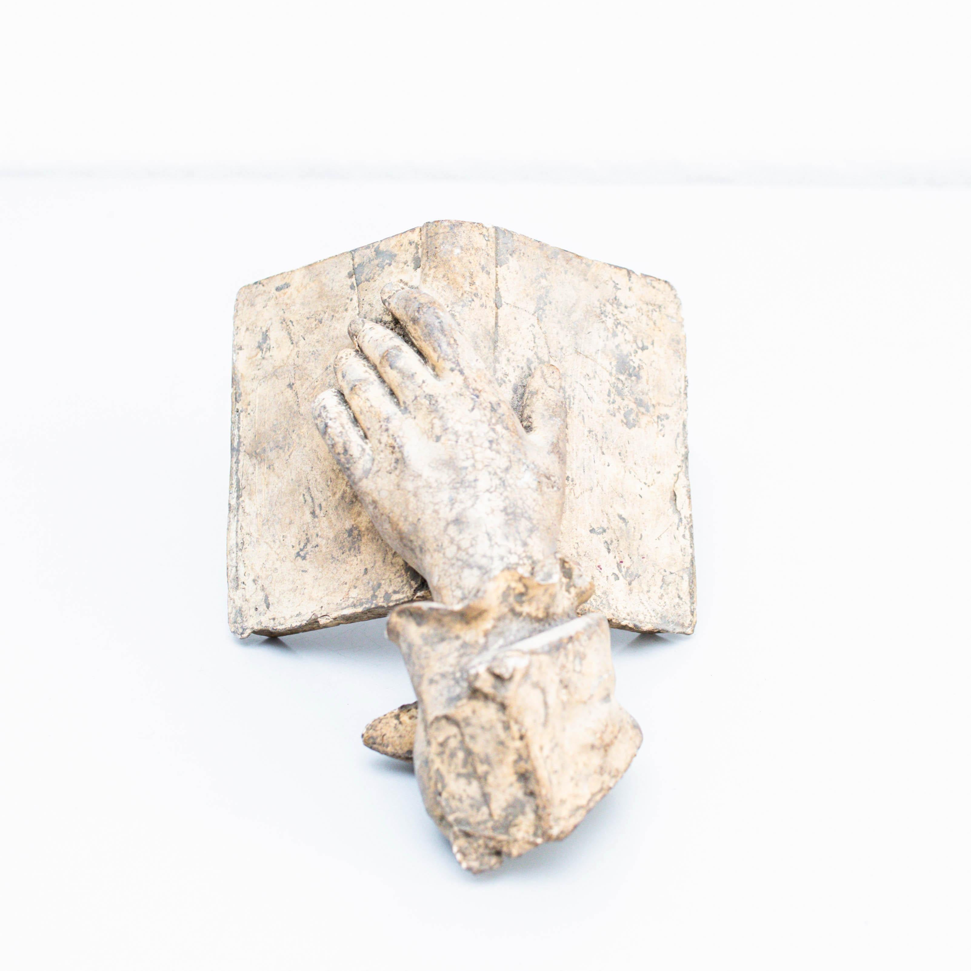 Intonaco Mano scultorea in gesso che regge un libro, intrigante opera d'arte, circa 1960 in vendita