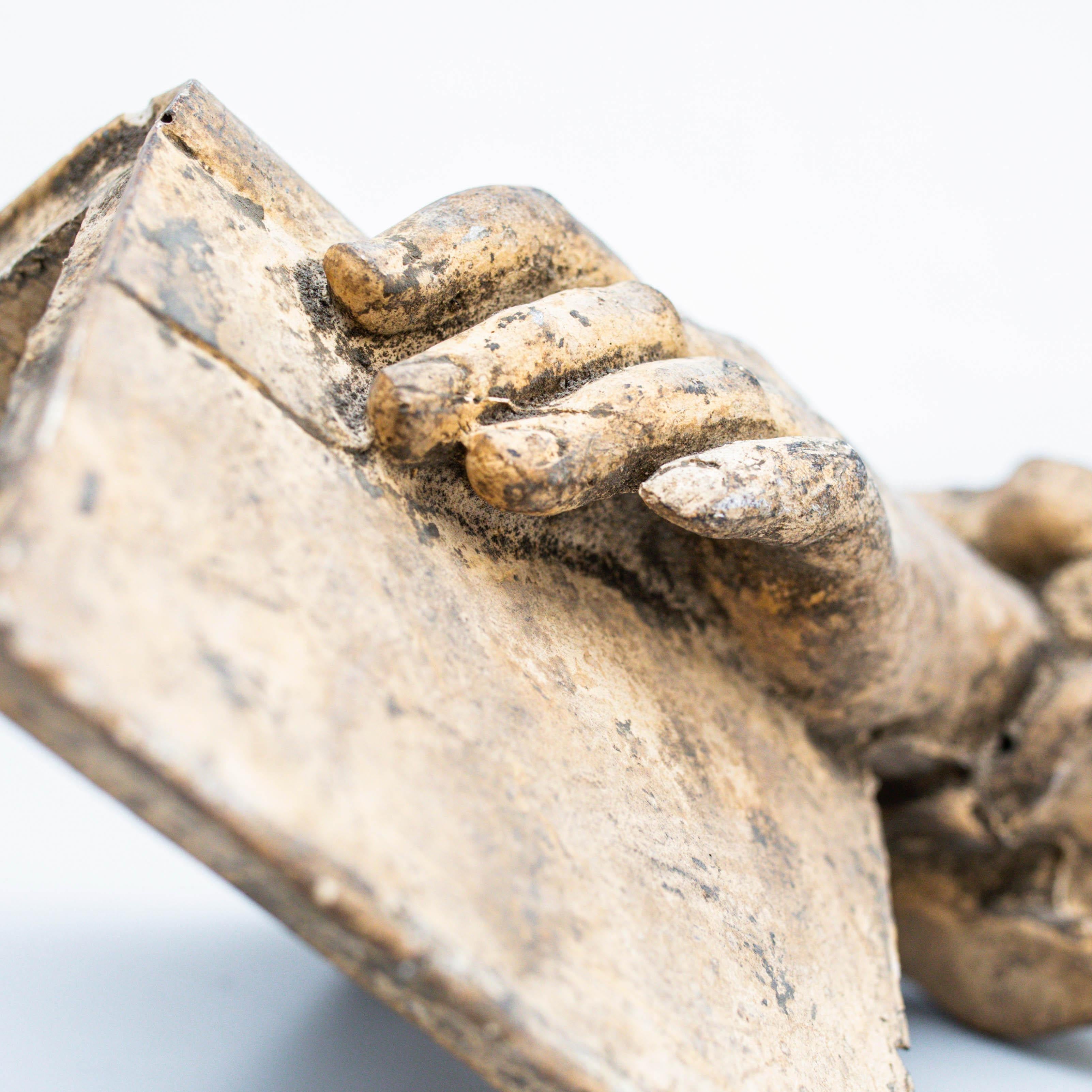Mano scultorea in gesso che regge un libro, intrigante opera d'arte, circa 1960 in vendita 2