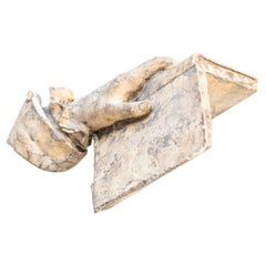 Sculpture en plâtre tenant un livre, pièce d'art intrigante, vers 1960