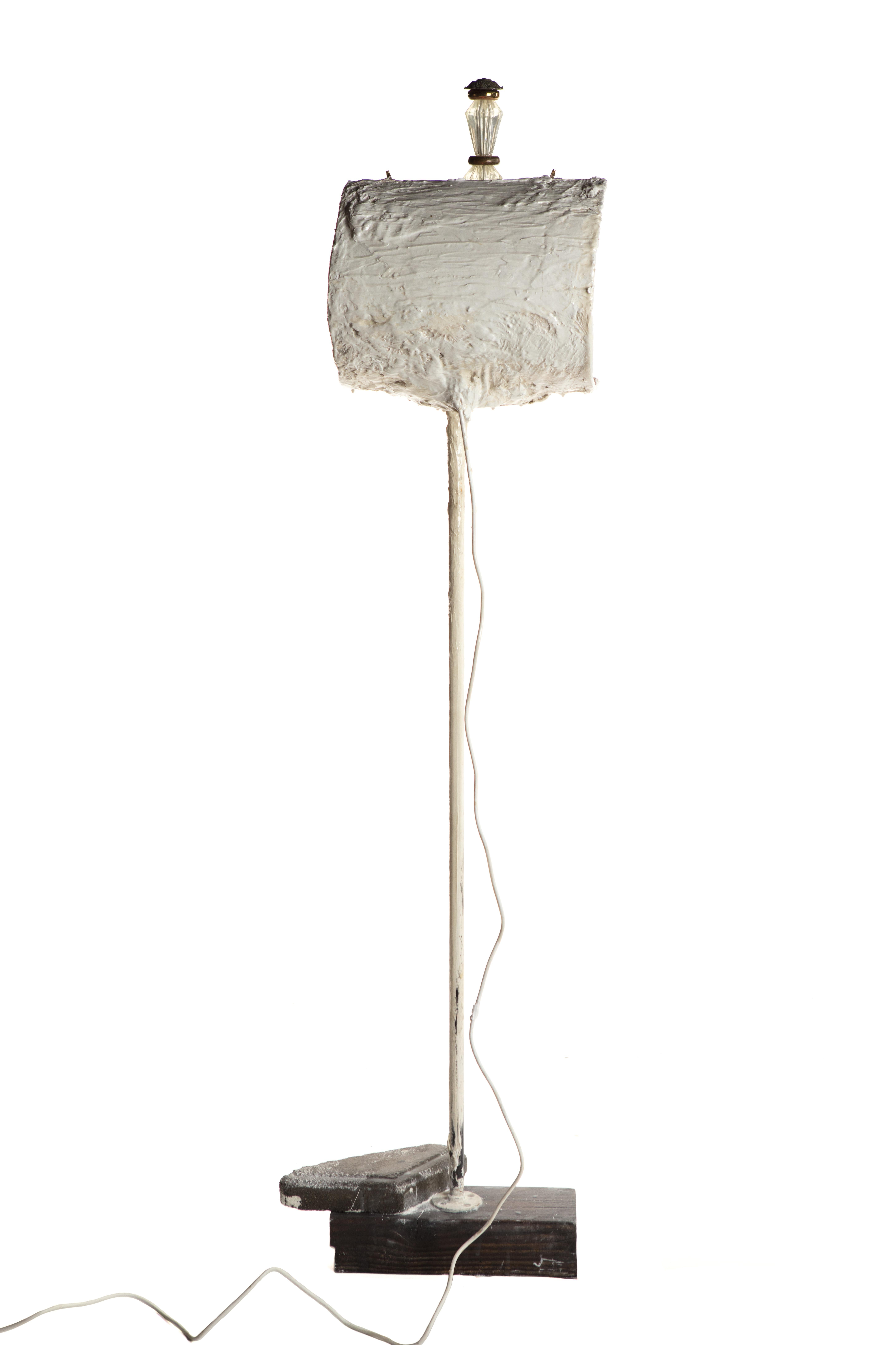 Fait main Lampadaire sculptural en plâtre blanc, 21e siècle par Mattia Biagi en vente