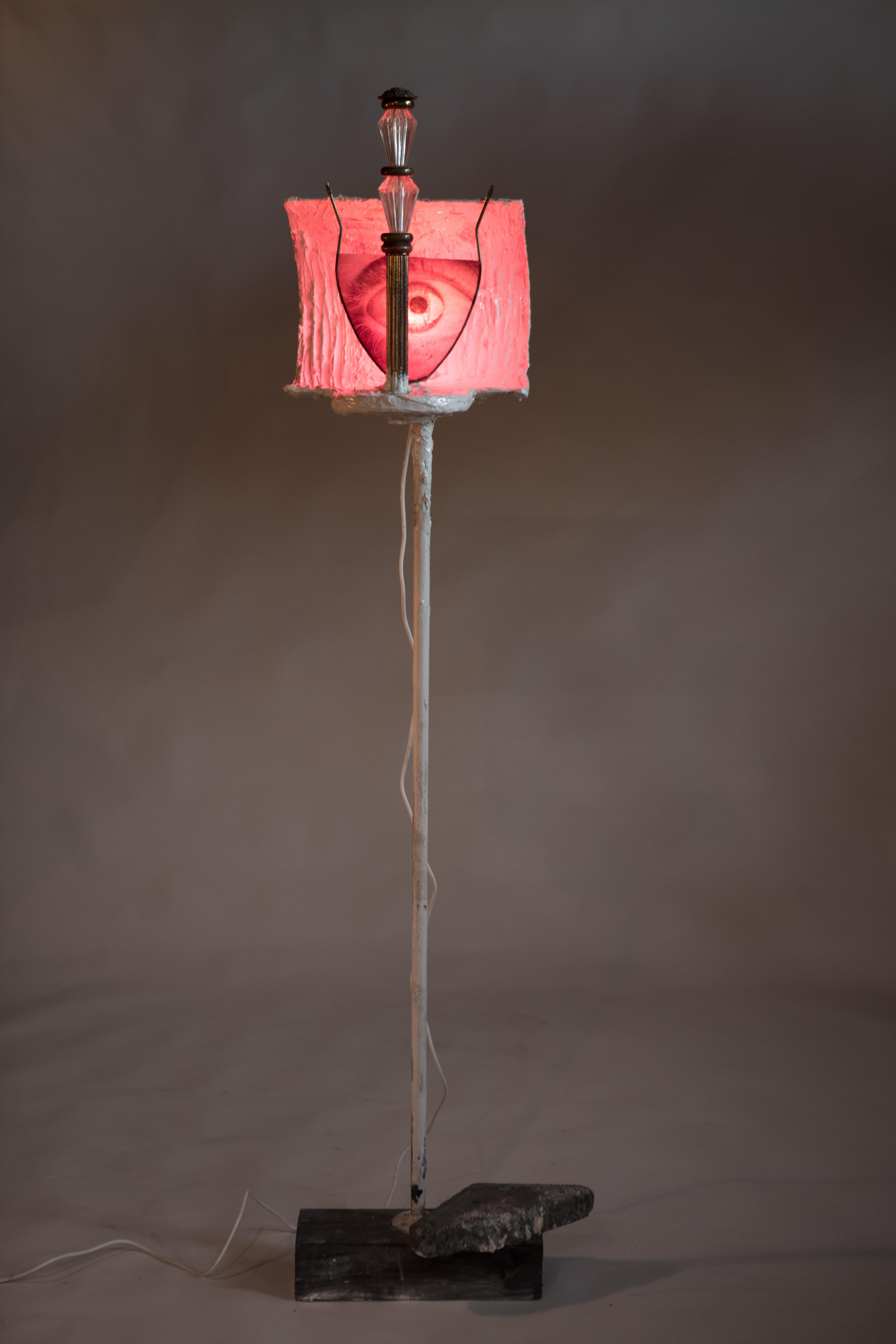 Skulpturale Stehlampe aus weißem Gips, 21. Jahrhundert, von Mattia Biagi (21. Jahrhundert und zeitgenössisch) im Angebot