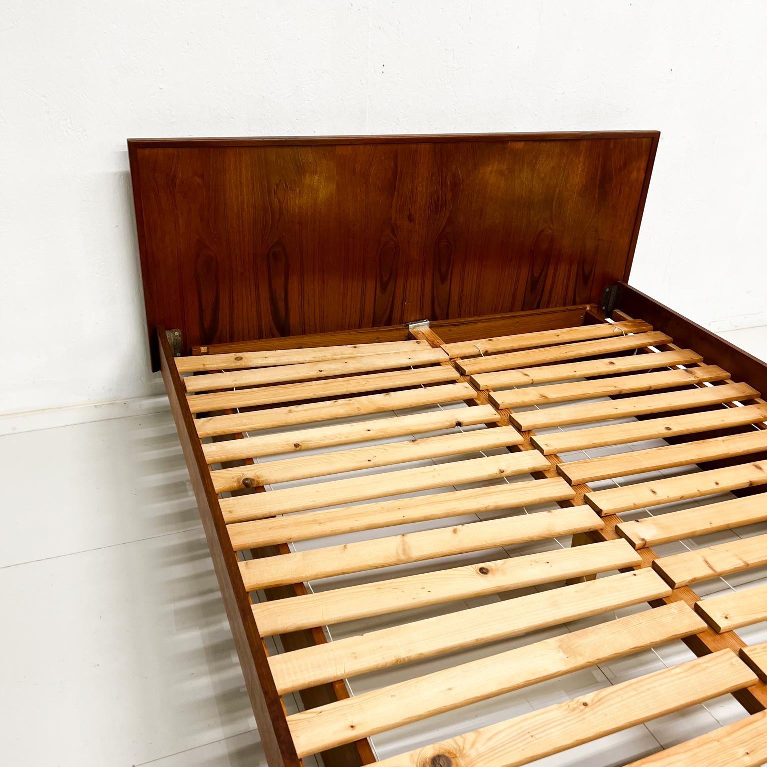 Sculptural Scandia Platform Queen Bed Modern Low-Profile Teak Wood from Norway In Good Condition In Chula Vista, CA