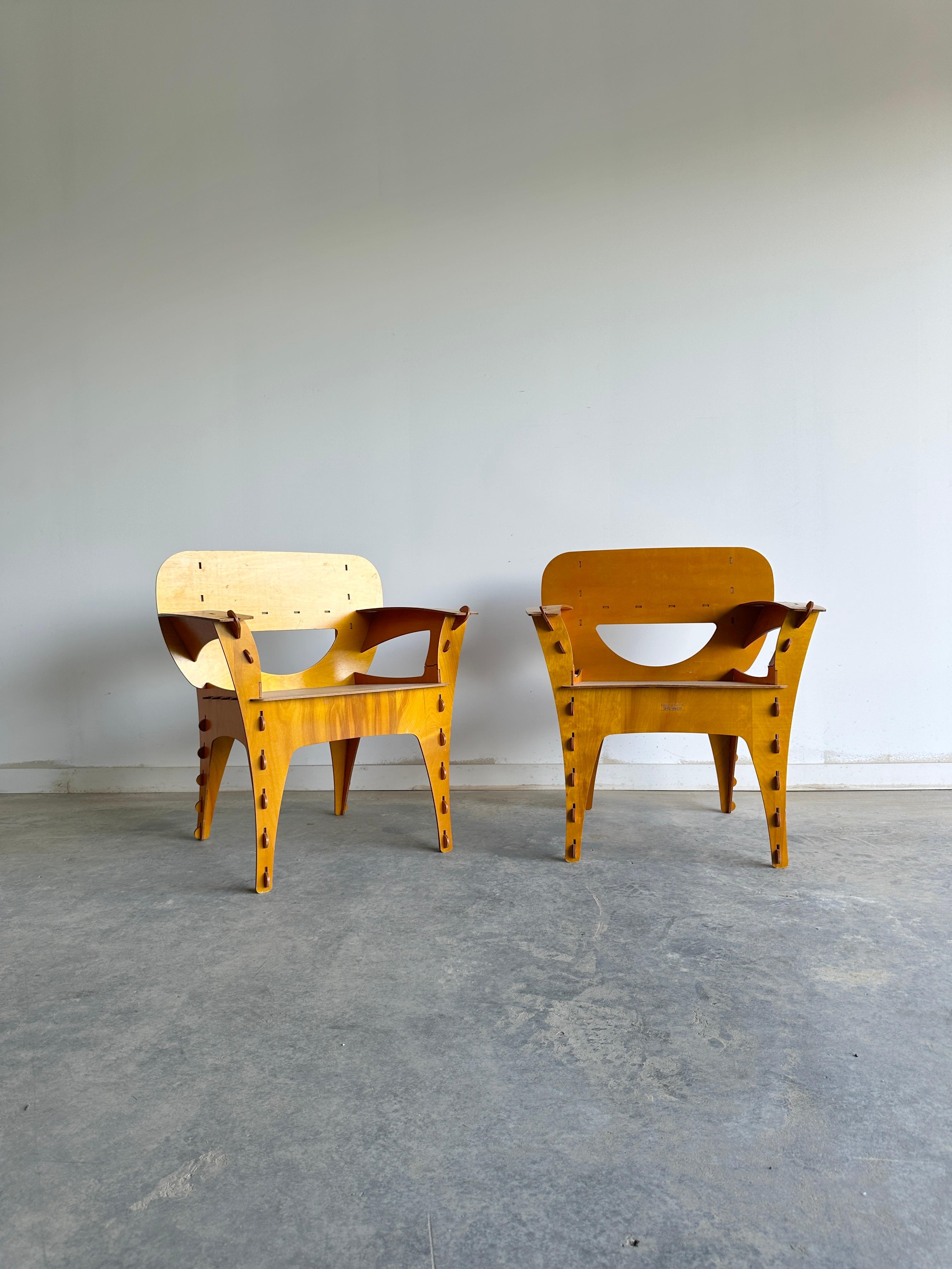 David Kawecki est un designer qui crée des chaises uniques et ludiques qui ressemblent à des puzzles. Ses chaises-puzzles sont constituées de pièces de contreplaqué découpées au laser qui s'emboîtent sans colle, ni clou, ni revêtement toxique. Les