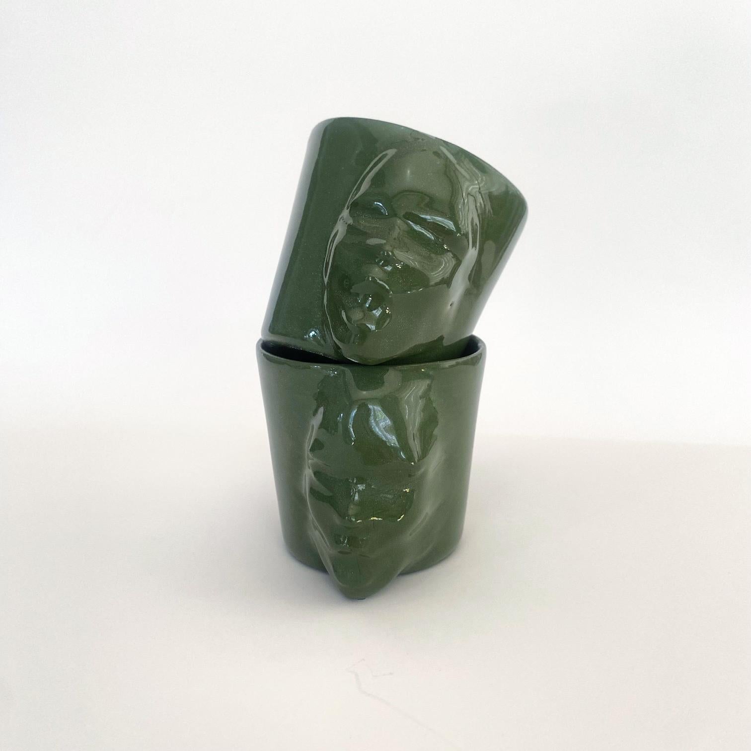 Un ensemble de 2 tasses sculpturales en porcelaine fabriquées à la main par l'artiste céramiste Hulya Sozer. 
Glaçage alimentaire.
Lavable au lave-vaisselle.

Hauteur : 6cm / Profondeur : 8cm / Diamètre : 6cm
Volume : 100ml
Le set comprend 2 tasses
