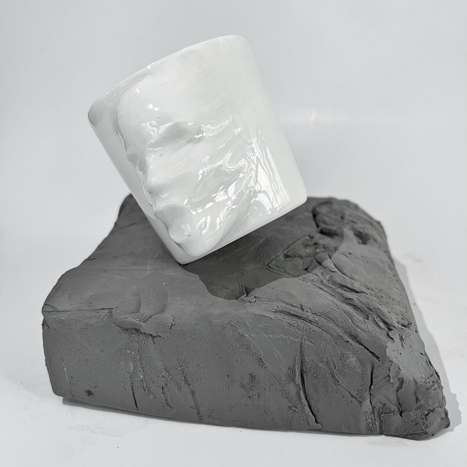 XXIe siècle et contemporain Lot de 2 tasses sculpturales en porcelaine de Hulya Sozer, Silhouette de visage, blanc en vente