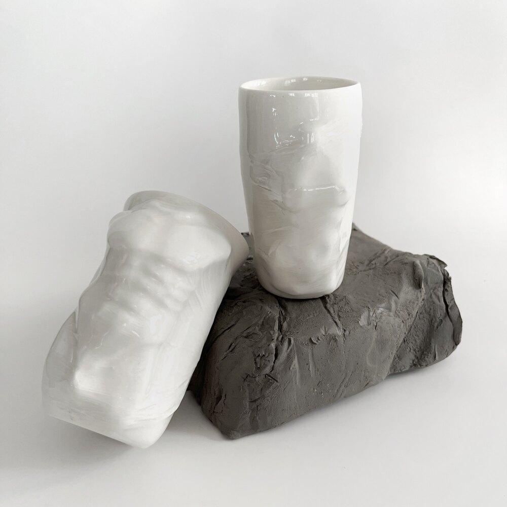 Skulpturale Porzellanbecher, 2er-Set von Hulya Sozer, männlicher und weiblicher Körper, weiß (Moderne) im Angebot