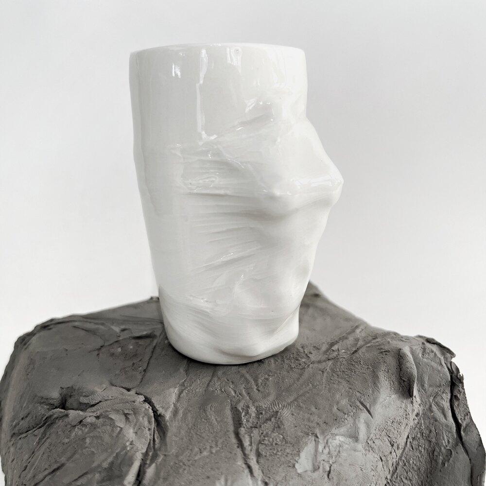 Skulpturale Porzellanbecher, 2er-Set von Hulya Sozer, männlicher und weiblicher Körper, weiß (Glasiert) im Angebot