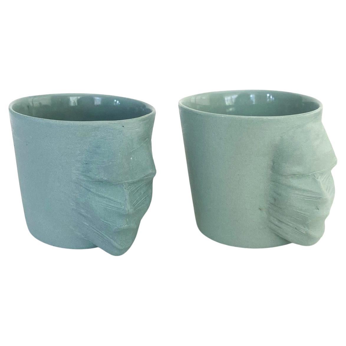 Lot de 2 tasses sculpturales en porcelaine par Hulya Sozer, Silhouette, tons turquoise