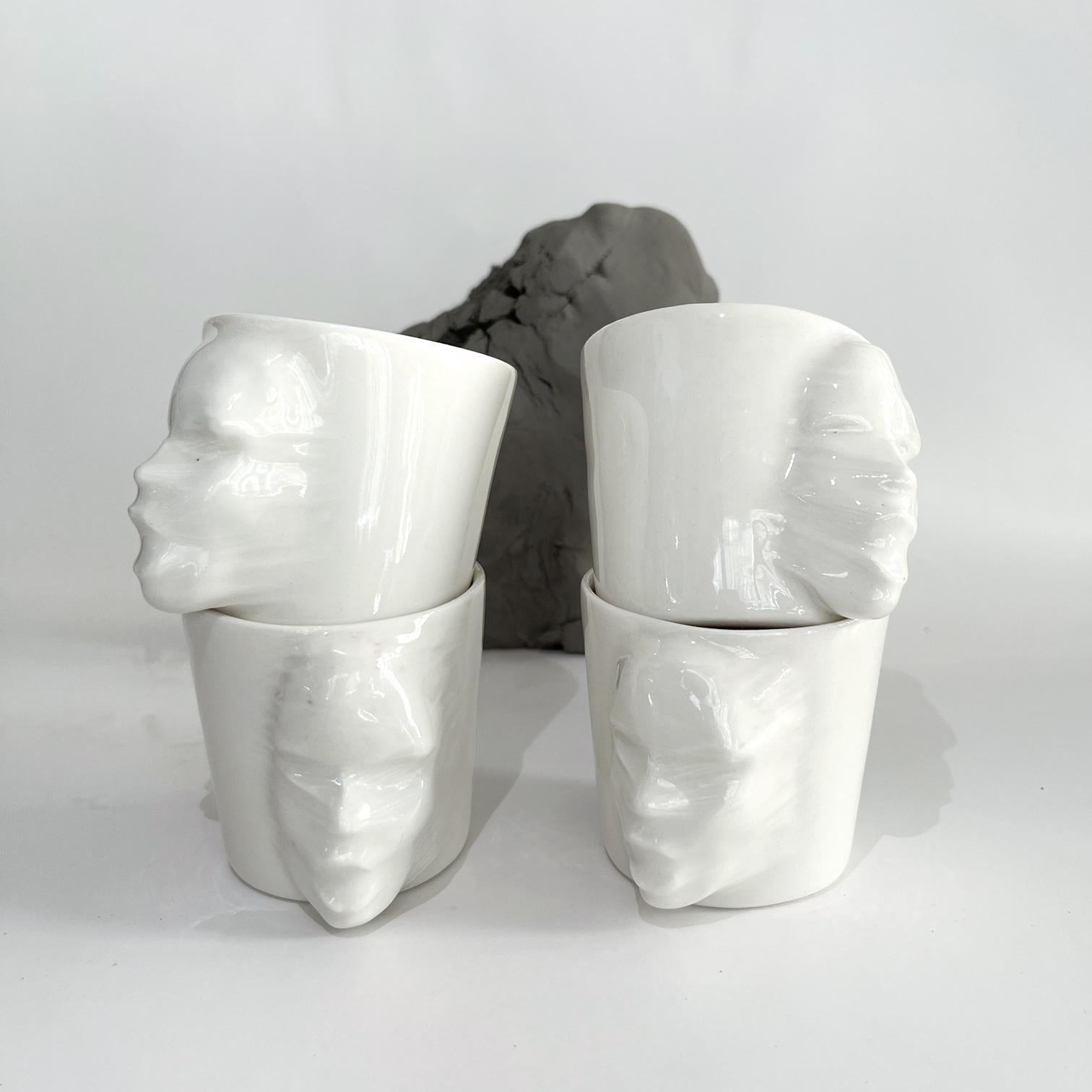 Un ensemble de 4 tasses sculpturales en porcelaine fabriquées à la main par l'artiste céramiste Hulya Sozer. 
Glaçage alimentaire.
Lavable au lave-vaisselle.

Hauteur : 6cm / Profondeur : 8cm / Diamètre : 6cm
Volume : 100ml
Le set comprend 4 tasses