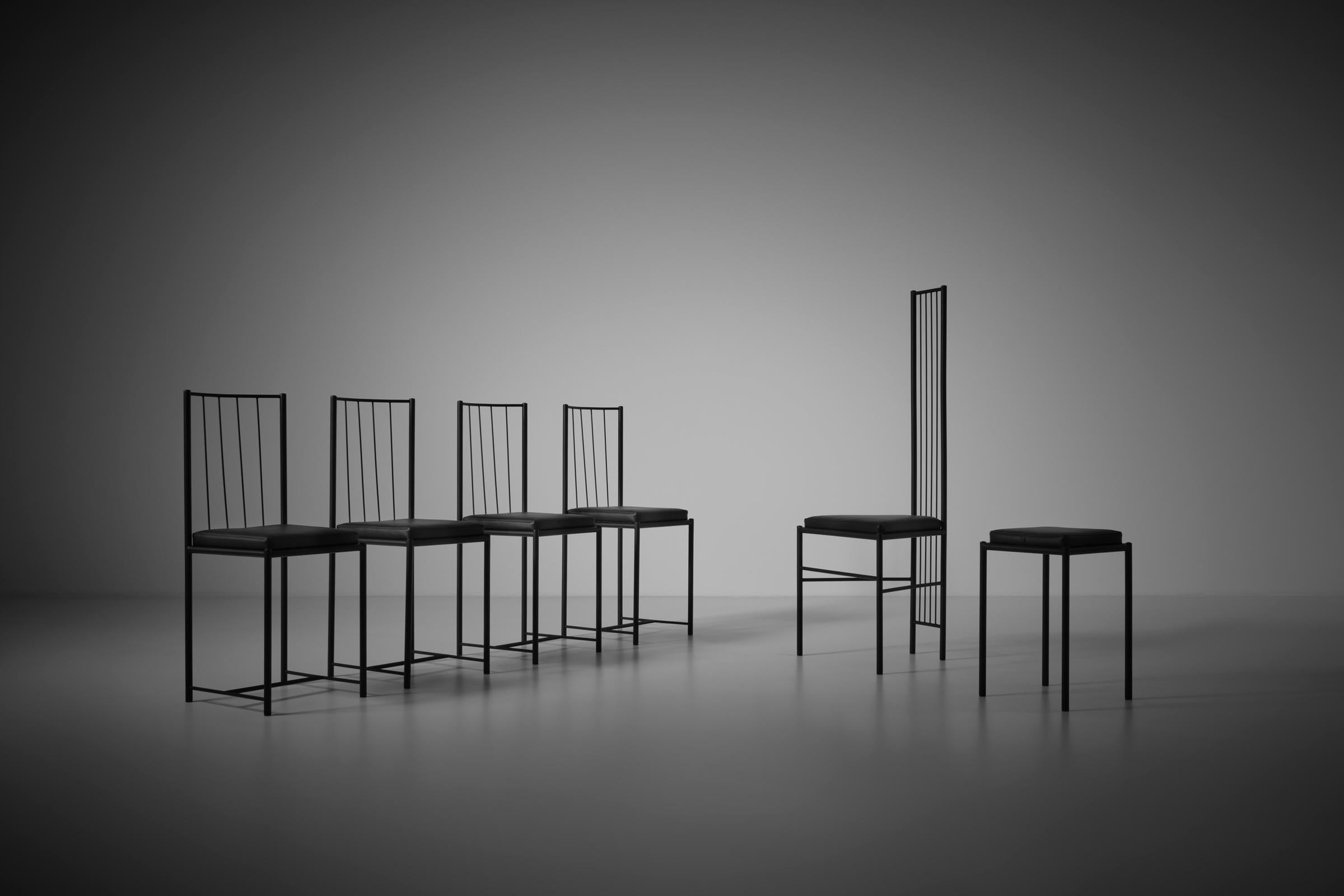 Skulpturale postmoderne Stühle, Frankreich 1980er Jahre. Die Stühle bestehen aus einem schwarz lackierten Stahlrohrrahmen und dünnen, geformten Metalldrähten, die für Sitz und Rückenlehne verwendet werden. Die Stühle können sowohl mit als auch ohne