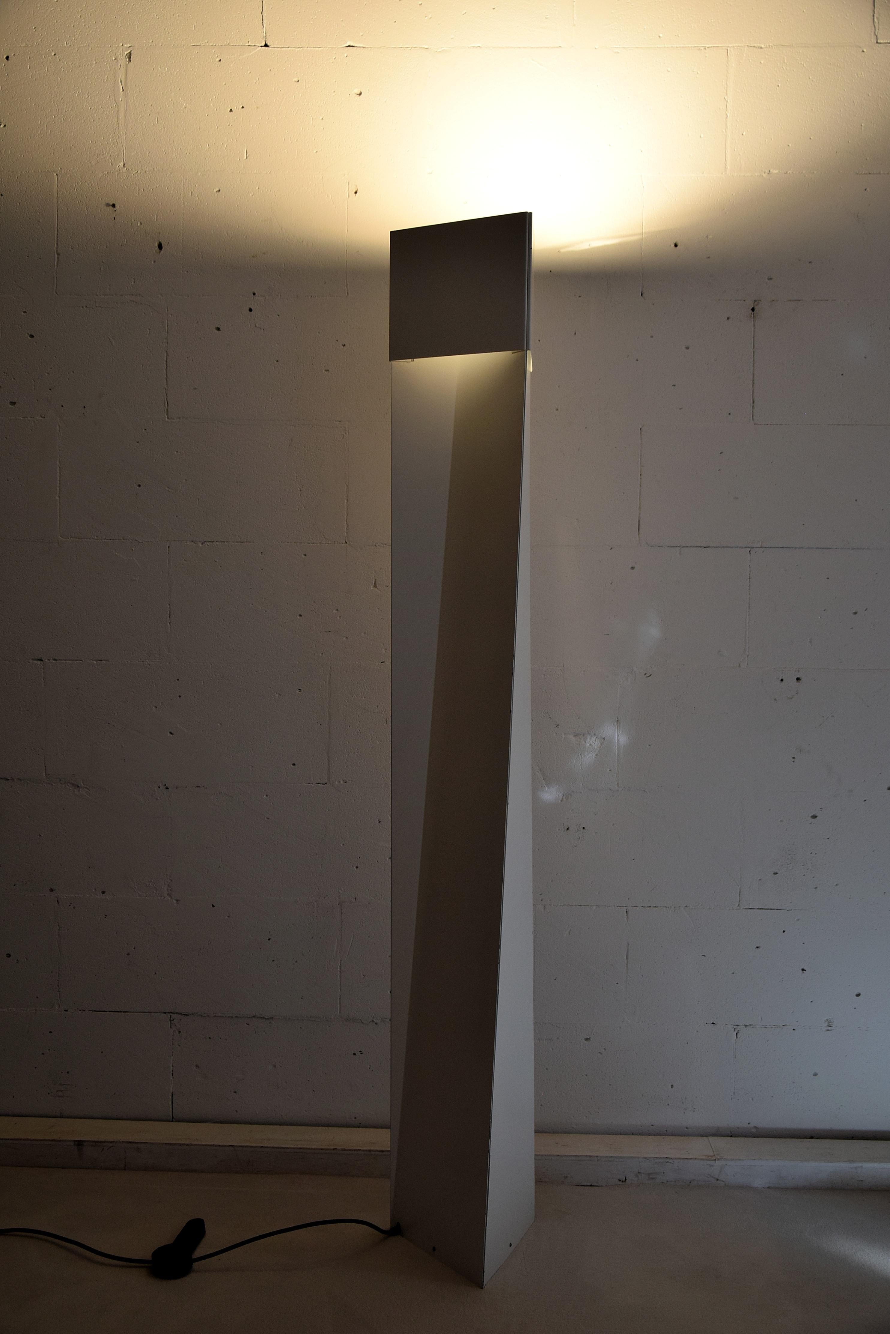 Skulpturale postmoderne Stehlampe „Slack 1“ von Mart Van Schijndel (Metall) im Angebot