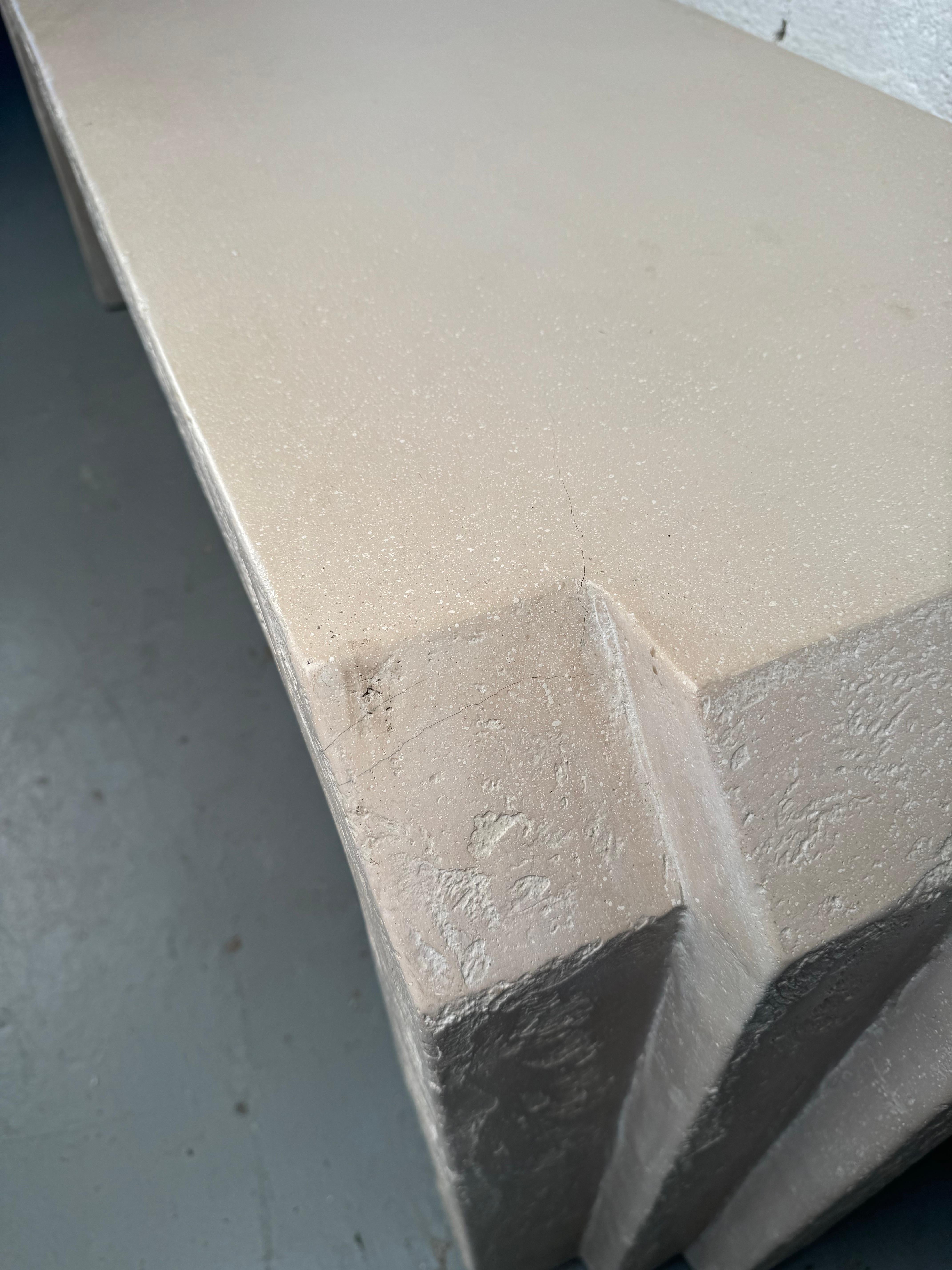 Consola escultórica postmoderna de escayola gris en venta 5