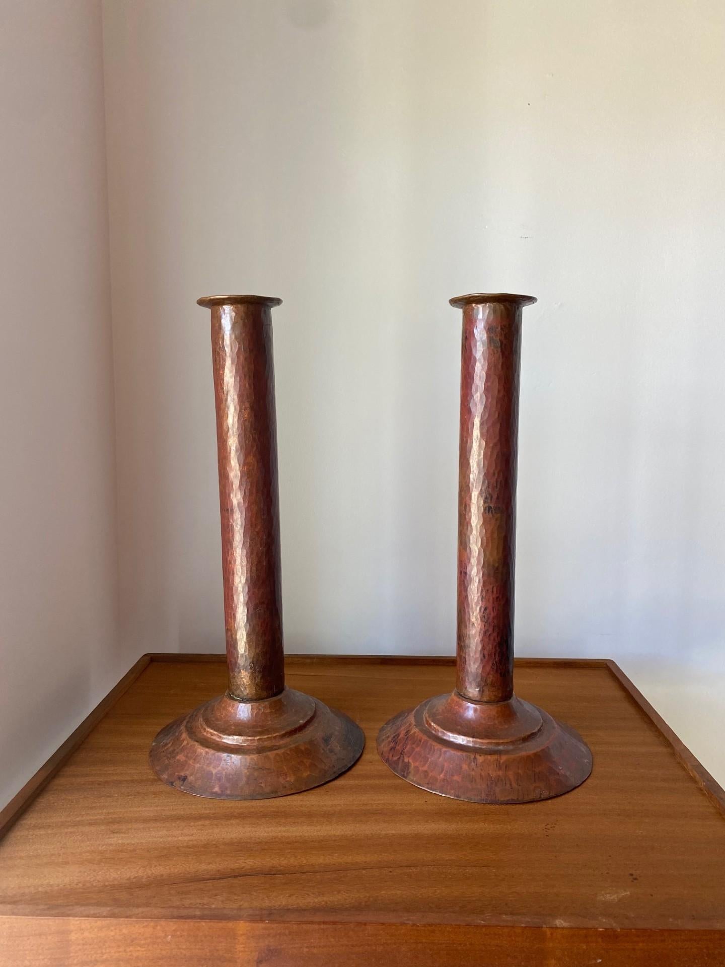 Skulpturale postmoderne Kerzenhalter aus gehämmertem Kupfer (Paar) (Postmoderne) im Angebot