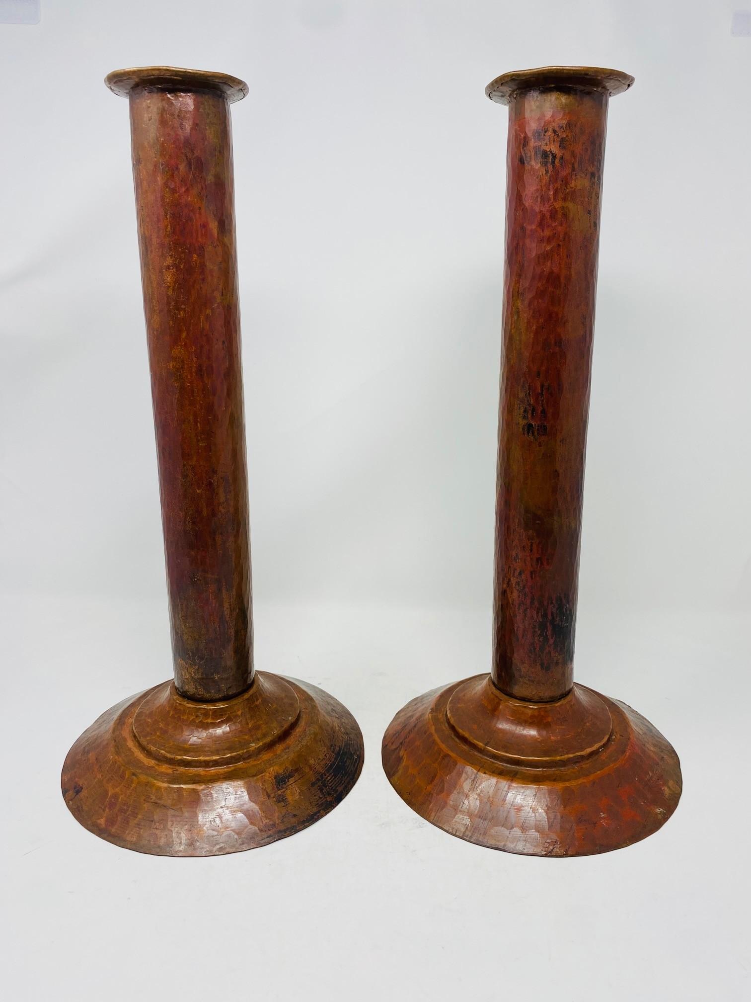 Skulpturale postmoderne Kerzenhalter aus gehämmertem Kupfer (Paar) (amerikanisch) im Angebot