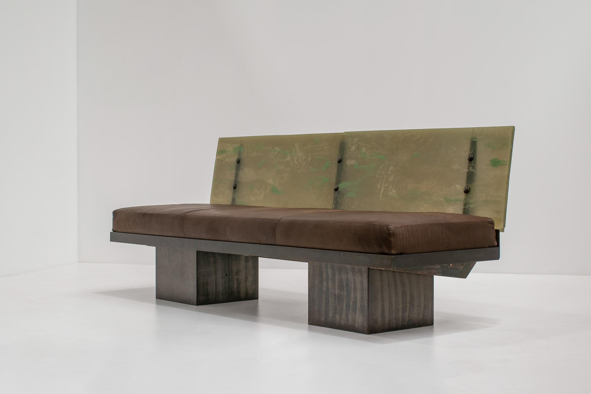 Skulpturales postmodernes Sofa aus Stahl, Frankreich 1980er Jahre (Französisch) im Angebot