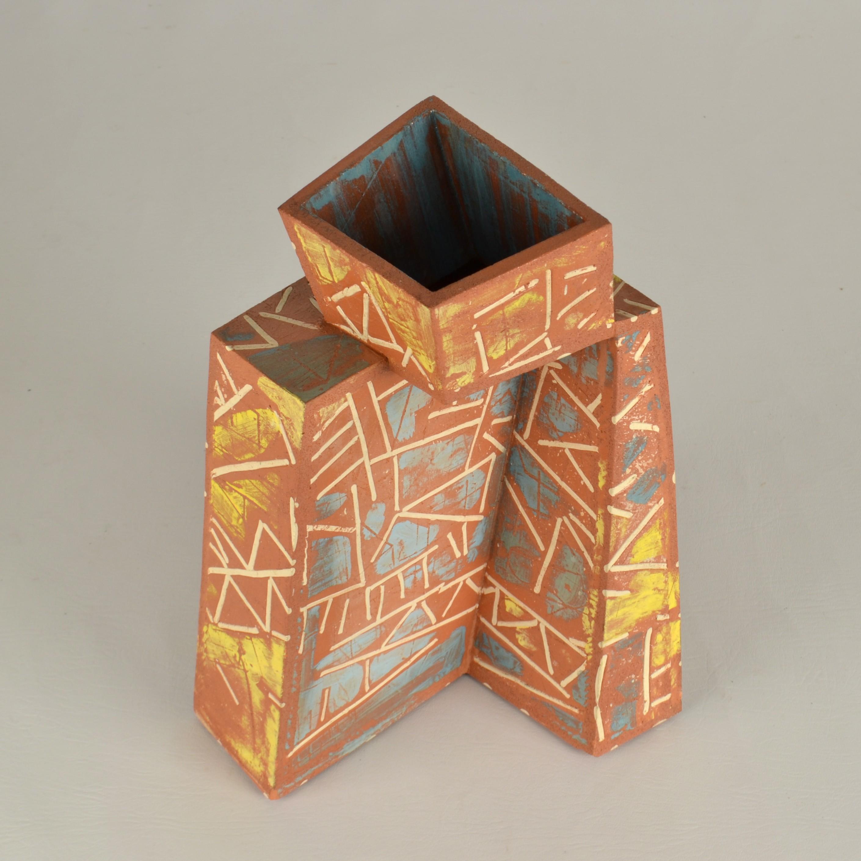 Skulpturale postmoderne Terrakotta-Kunstvase aus Terrakotta, dekoriert im Angebot 10