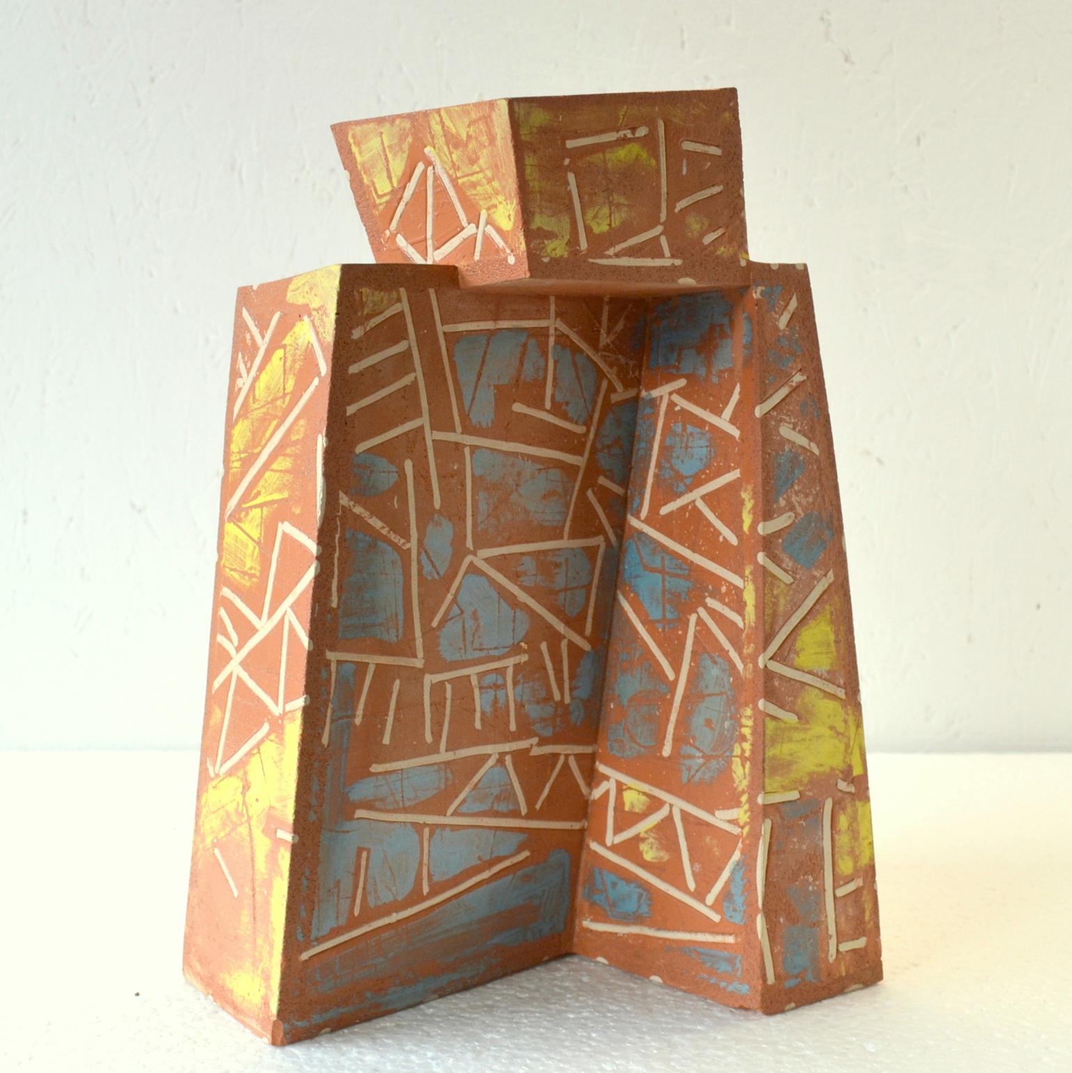 Skulpturale postmoderne Terrakotta-Kunstvase aus Terrakotta, dekoriert im Angebot 11