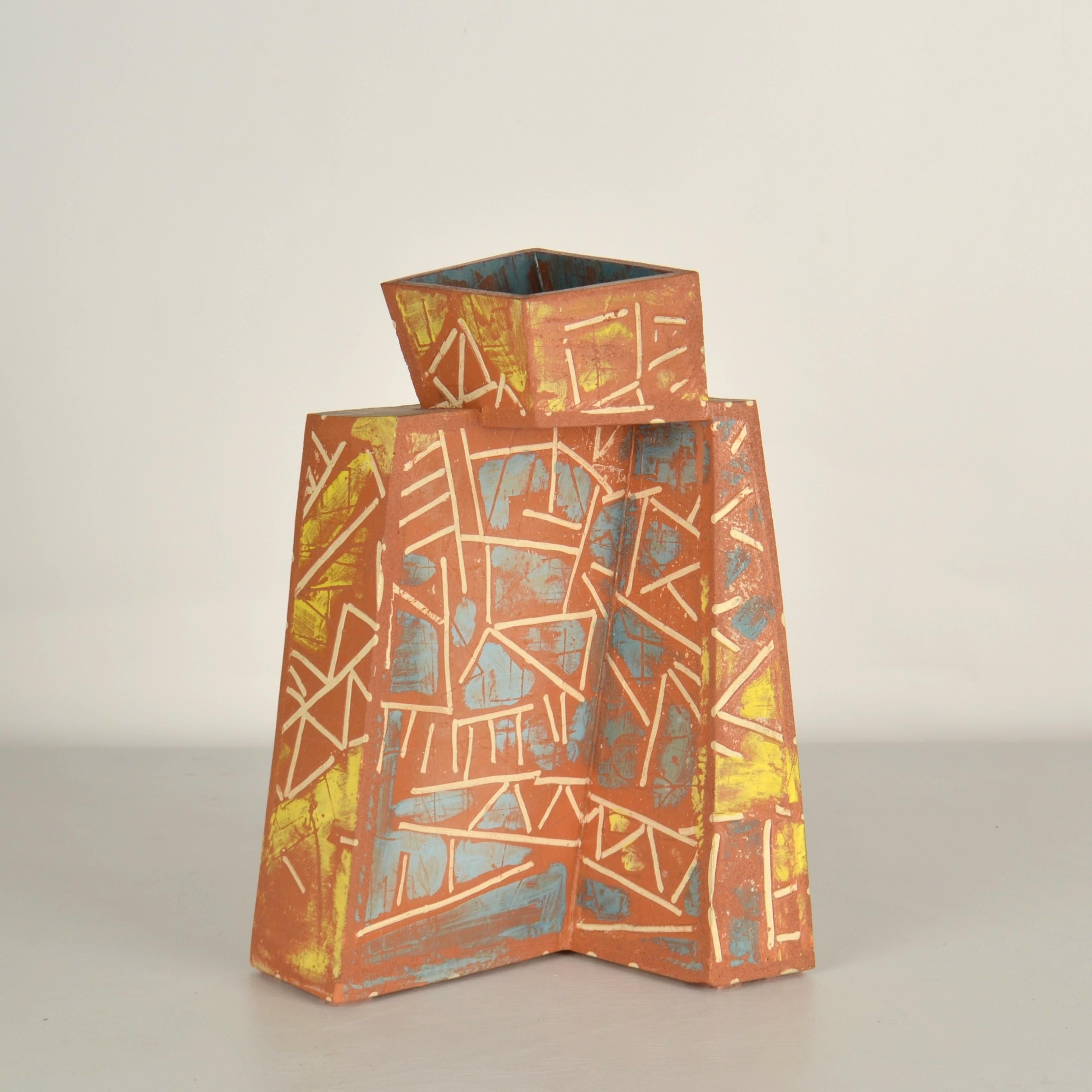 Skulpturale postmoderne Terrakotta-Kunstvase aus Terrakotta, dekoriert im Angebot 14
