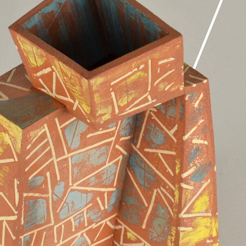 Skulpturale postmoderne Terrakotta-Kunstvase aus Terrakotta, dekoriert im Zustand „Gut“ im Angebot in London, GB