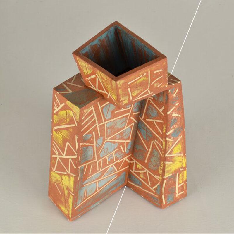 Skulpturale postmoderne Terrakotta-Kunstvase aus Terrakotta, dekoriert (Ende des 20. Jahrhunderts) im Angebot