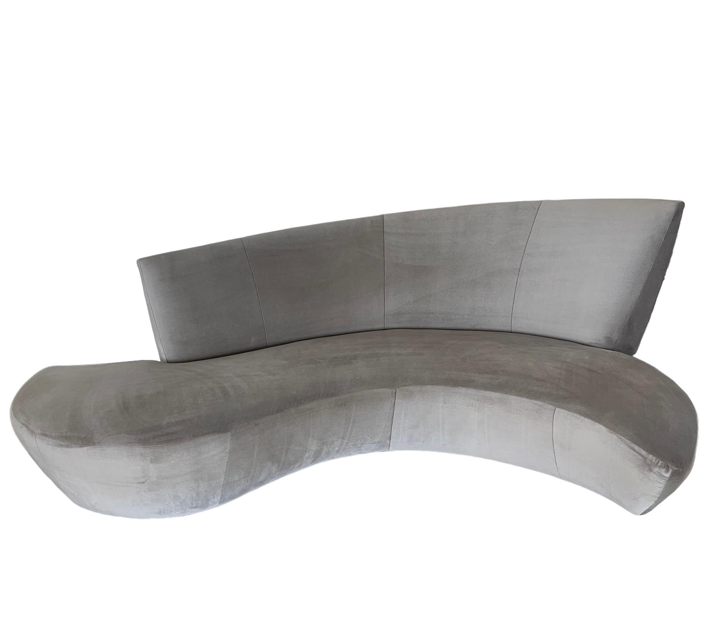 Escultural sofá postmoderno Bilbao, con estructura de madera tapizada y recubierto de un suntuoso terciopelo gris de alto rendimiento, diseñado por Vladimir Kagan, inspirado en el Museo Guggenheim de Bilbao de Frank Gehry, España, década de 1990.