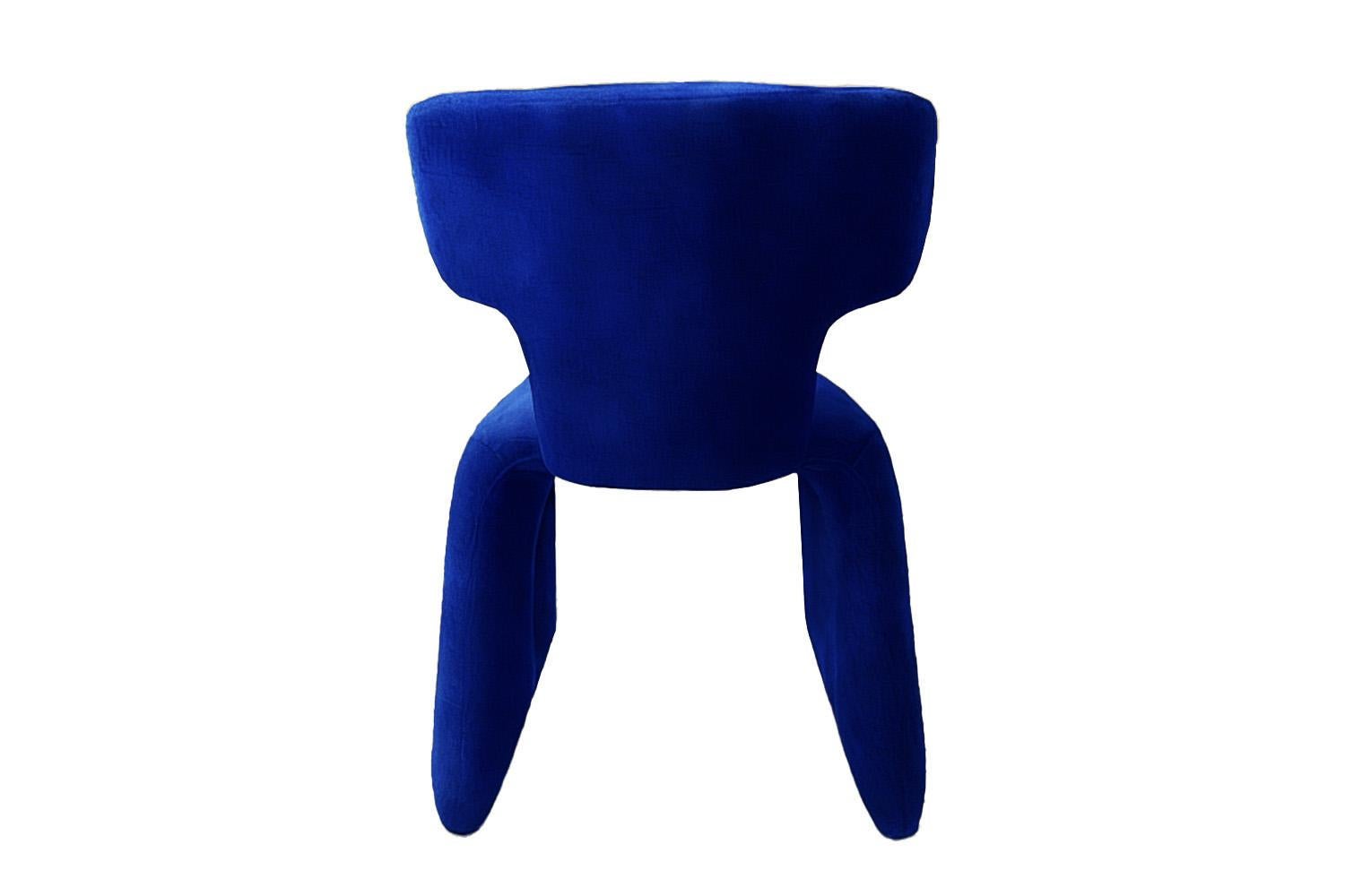 Skulpturaler postmoderner Esszimmerstuhl aus blauem Samt Euforia (Postmoderne) im Angebot