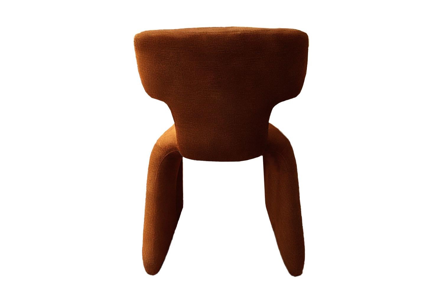 Postmoderne Chaise de salle à manger postmoderne sculpturale en velours brun Euforia en vente