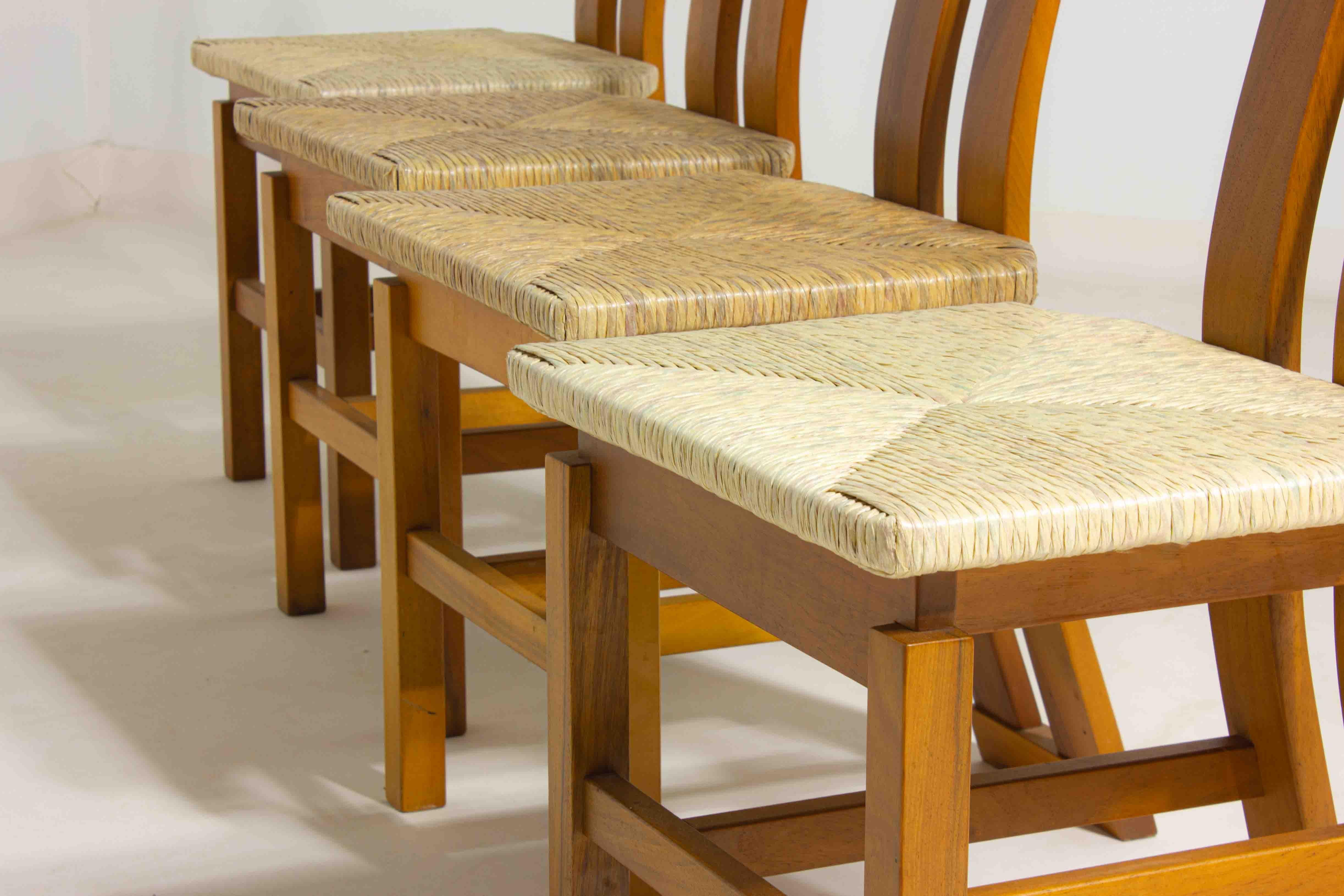 Sculptural postmodern dining chairs in wood with curved back, 1980s In Good Condition For Sale In Antwerpen, VAN