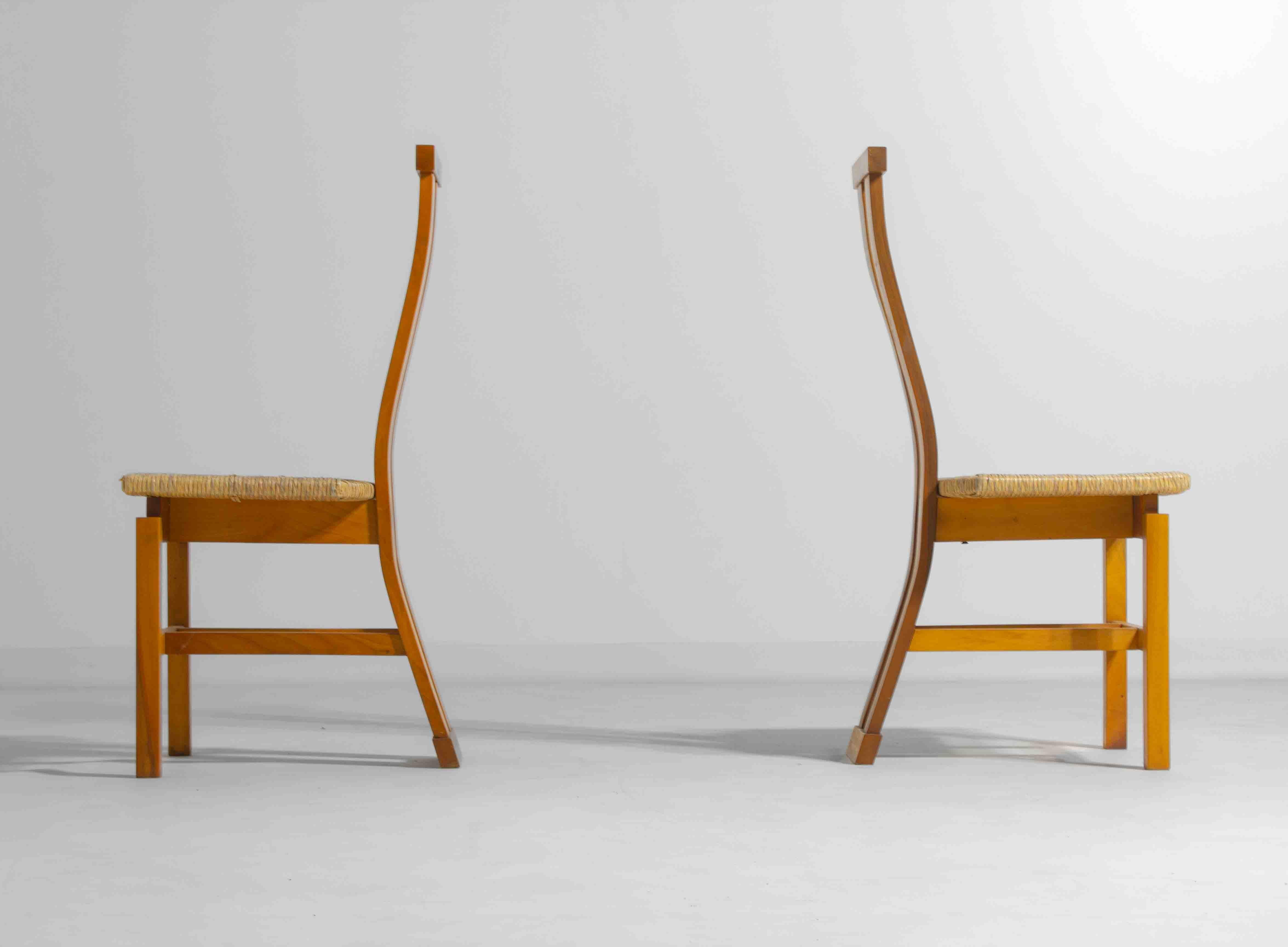 Late 20th Century Sculptural postmodern dining chairs in wood with curved back, 1980s For Sale
