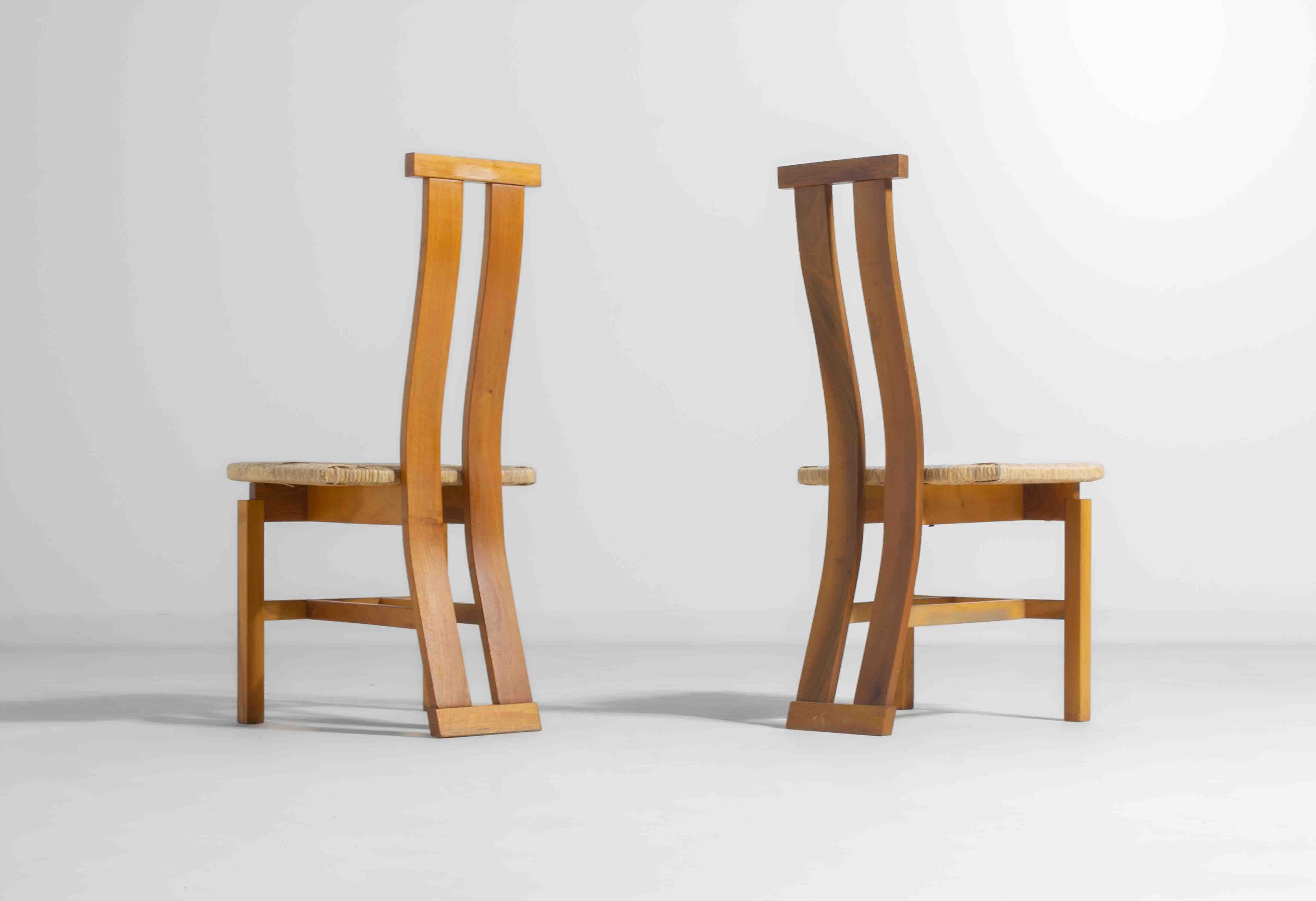 Beech Sculptural postmodern dining chairs in wood with curved back, 1980s For Sale