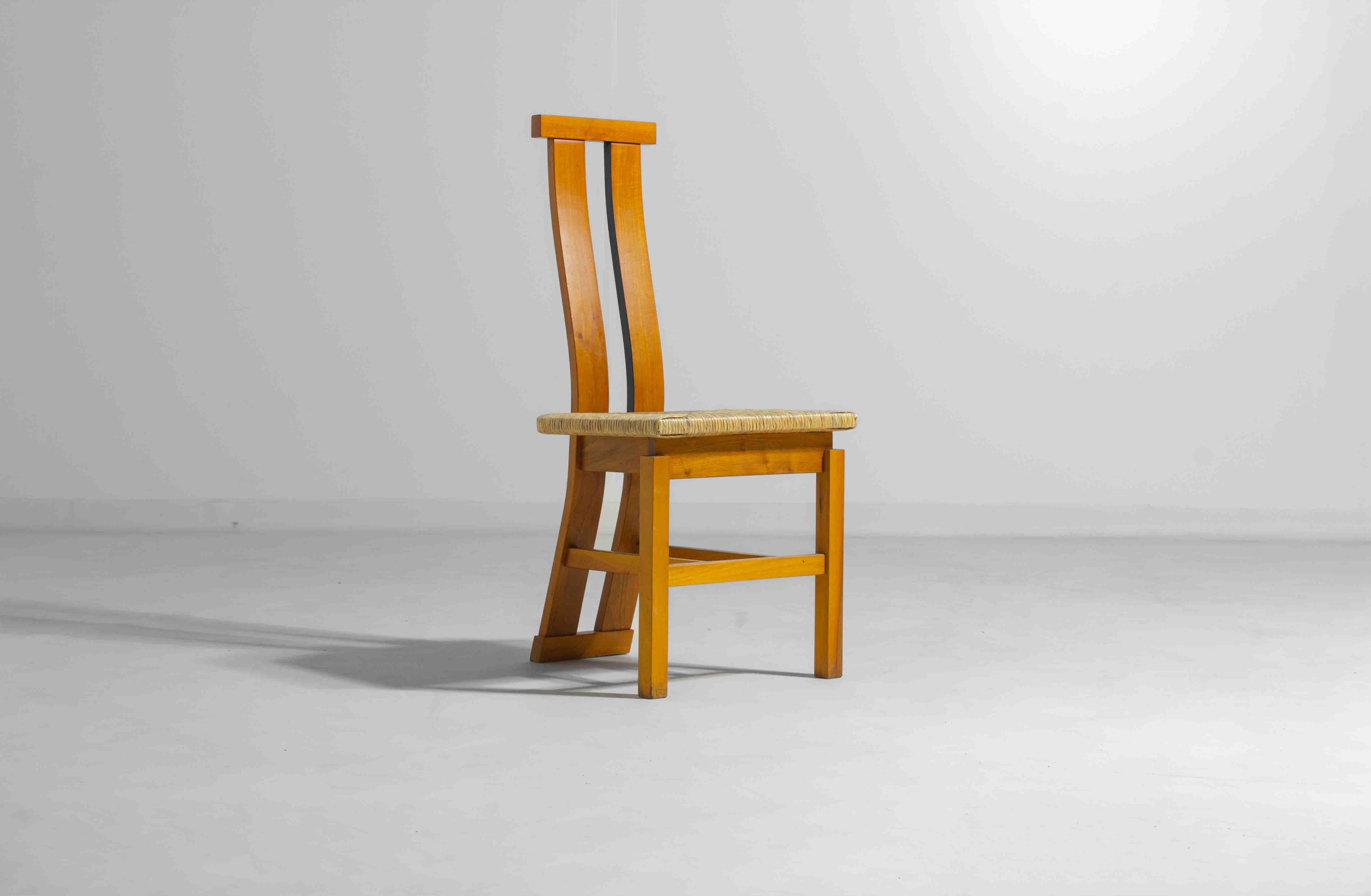 Sculptural postmodern dining chairs in wood with curved back, 1980s For Sale 1