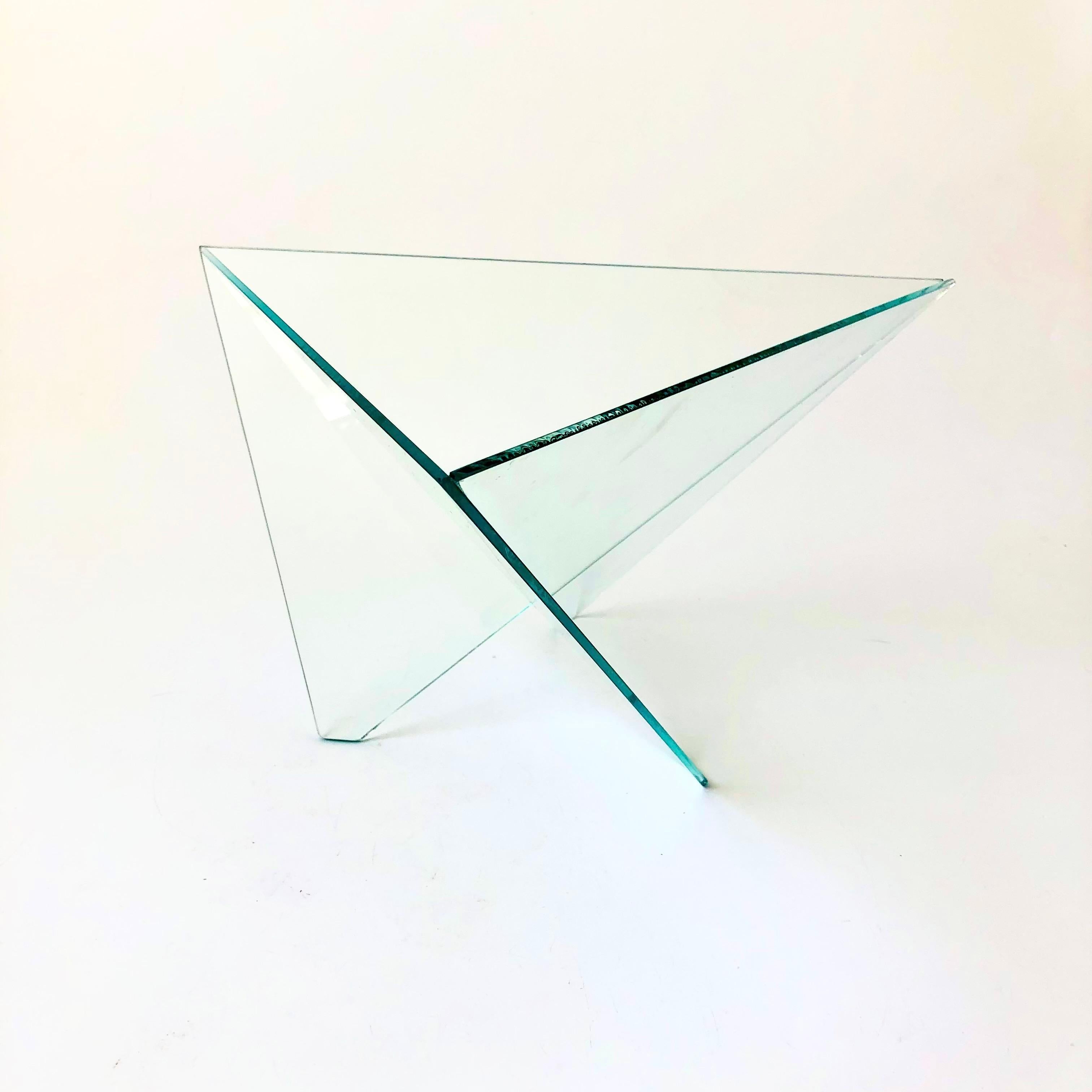 Eine postmoderne Glasschale im Vintage-Stil, geschaffen von Side Three Studio im Jahr 1988. Eine großartige skulpturale Dreiecksform entsteht durch 3 gewinkelte Glasscheiben, die miteinander verschmolzen wurden. Großes Format, ideal für die