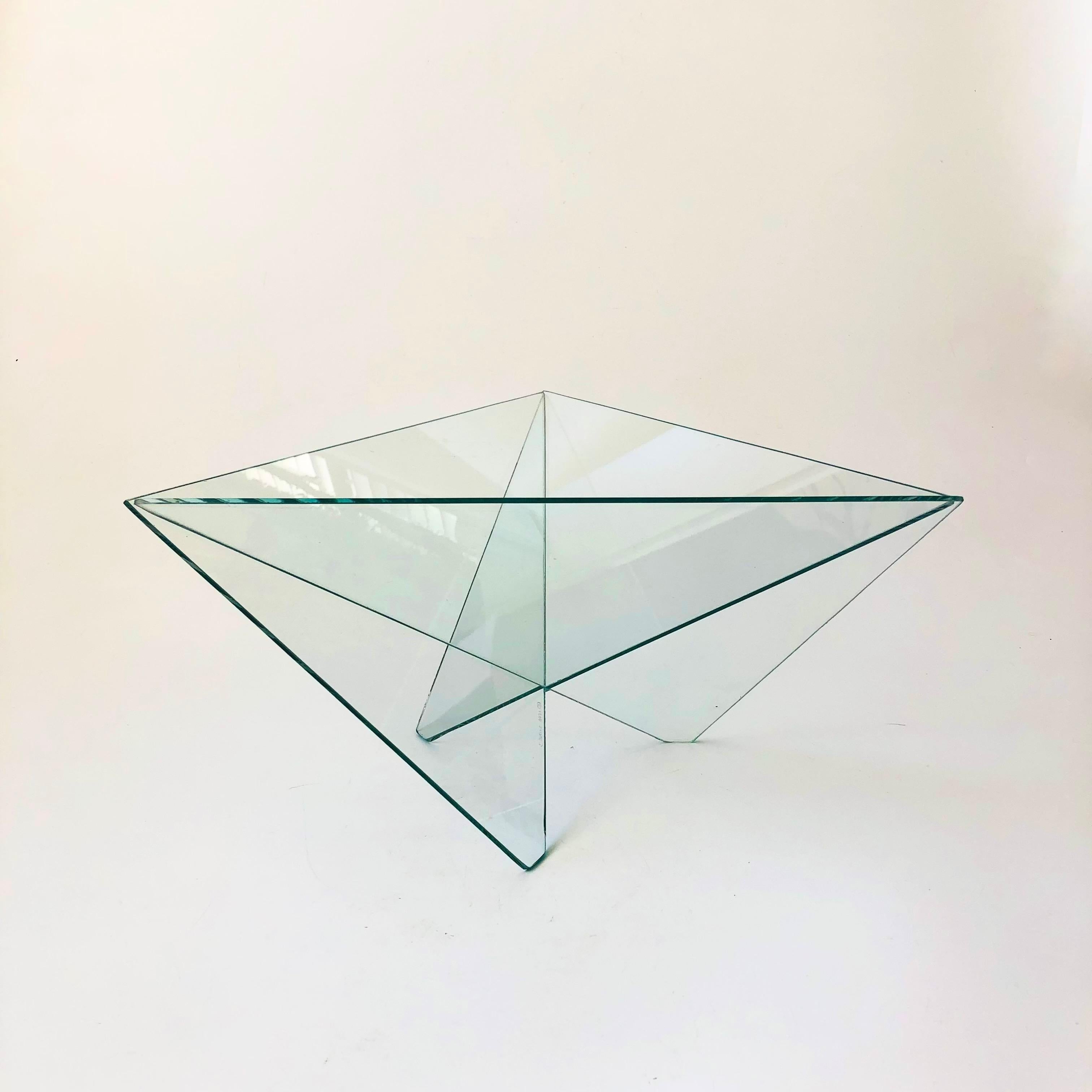 Skulpturale postmoderne Glasschale aus Glas von Side Three, Studio 1988 (Ende des 20. Jahrhunderts) im Angebot