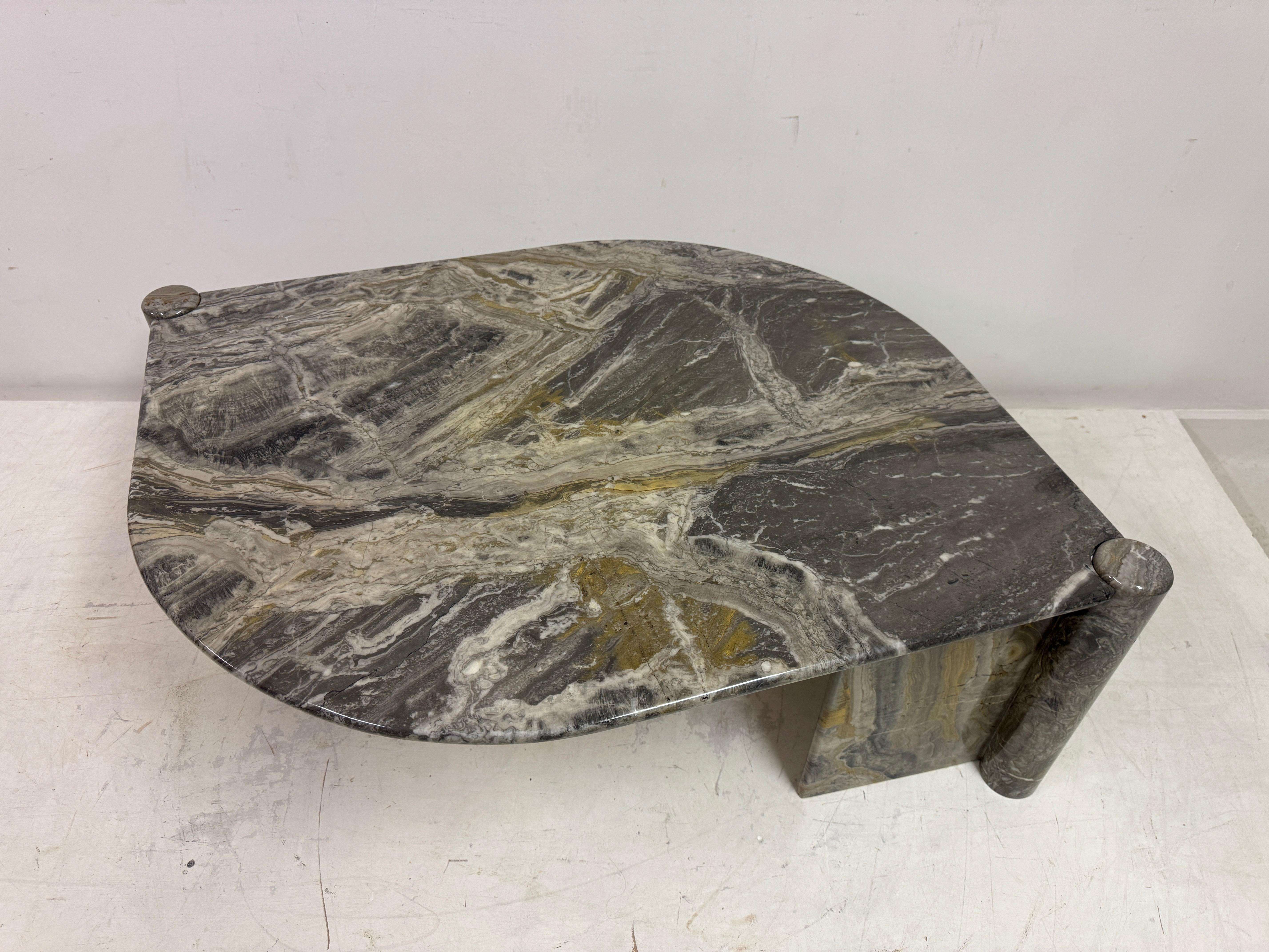 Tavolino scultoreo postmoderno in marmo, Italia, anni '80 7