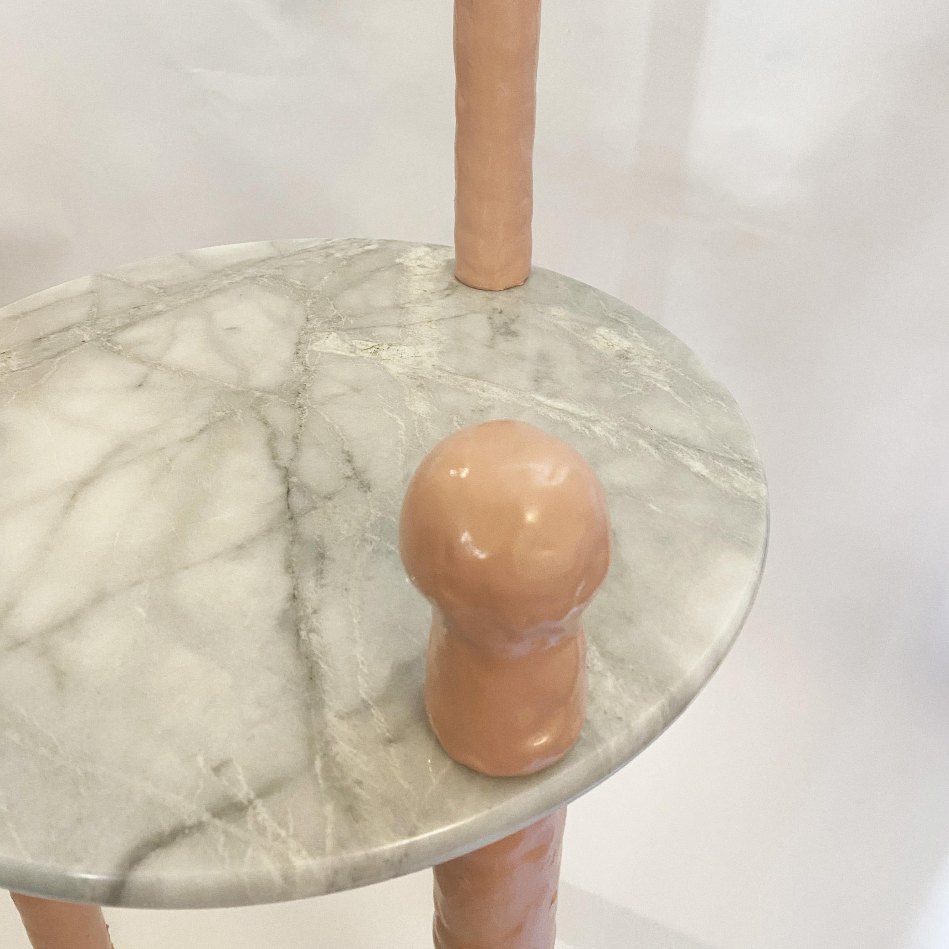 Table d'appoint postmoderne sculpturale en marbre par Jonathan Christian.